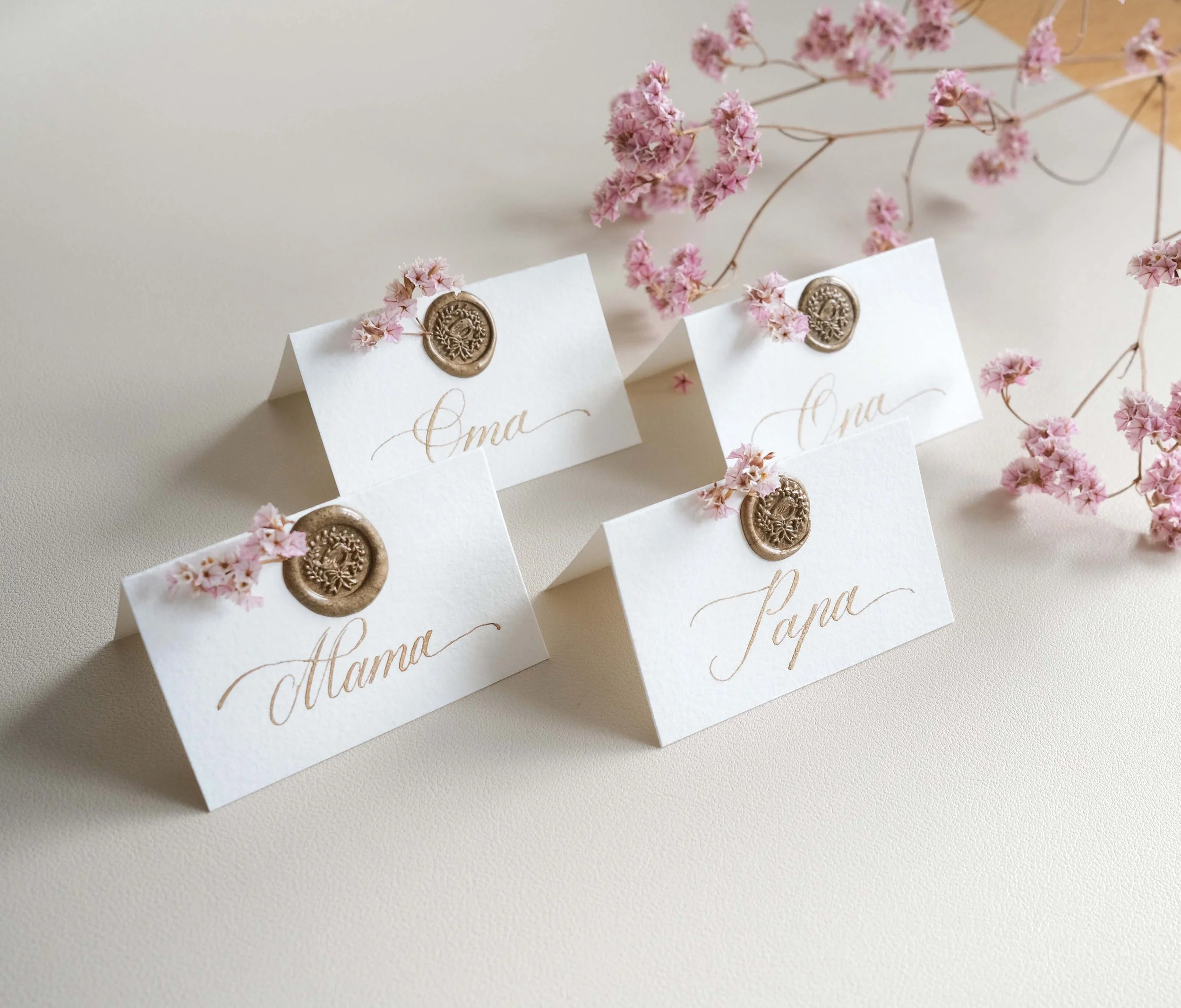 Hochzeitskalligraphie, schöne Schrift, Hochzeitspapeterie, Papeterie, Platzkarten, Einladungen, Save-the-date, Wachsstempel, Wachssiegel, Geschenk