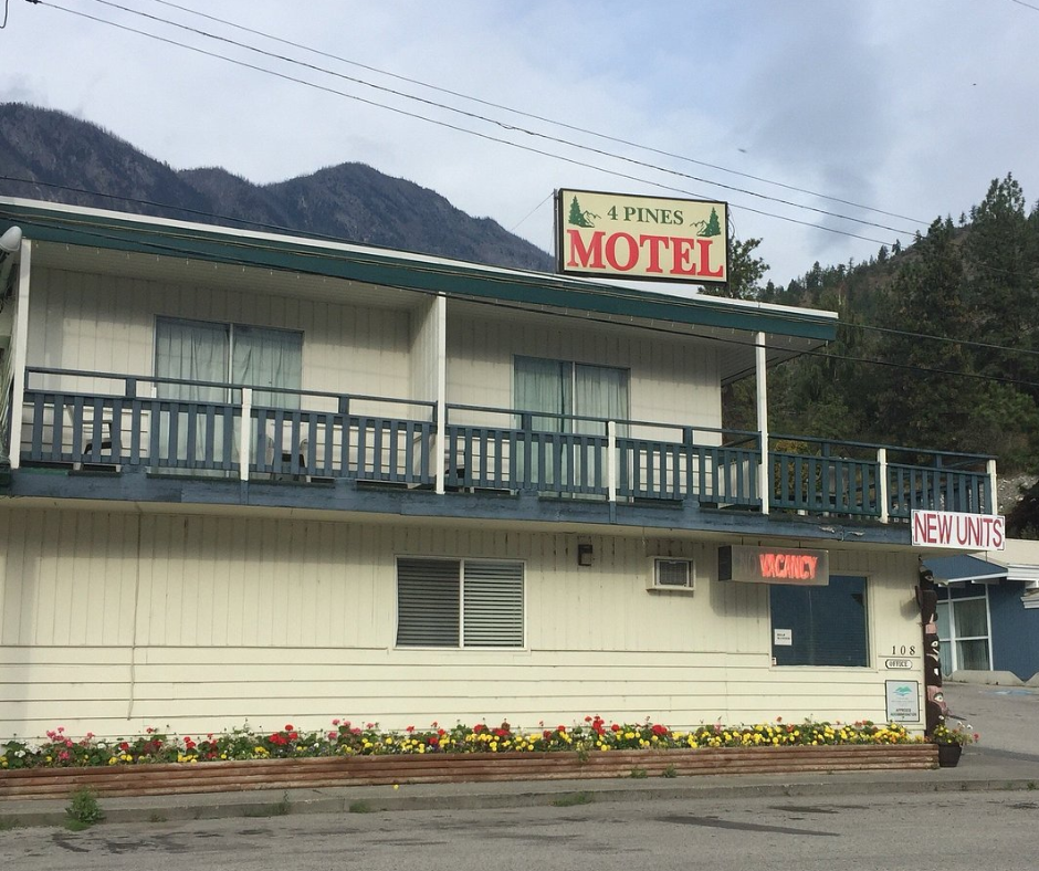 4 Pines Motel