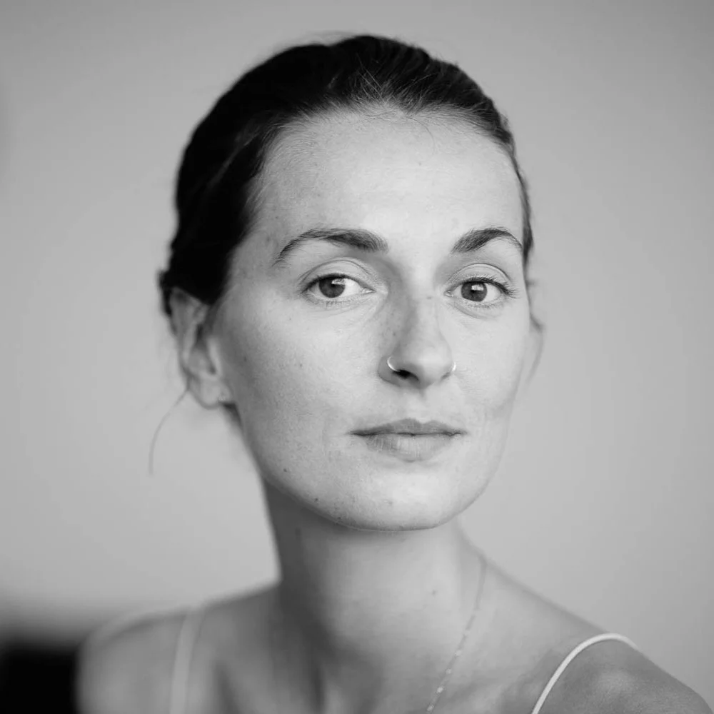 Portrait of Lisa Krause, trauma therapist and author, offering online guidance on sexuality, trauma healing, and self-awareness through curiosity and compassion.