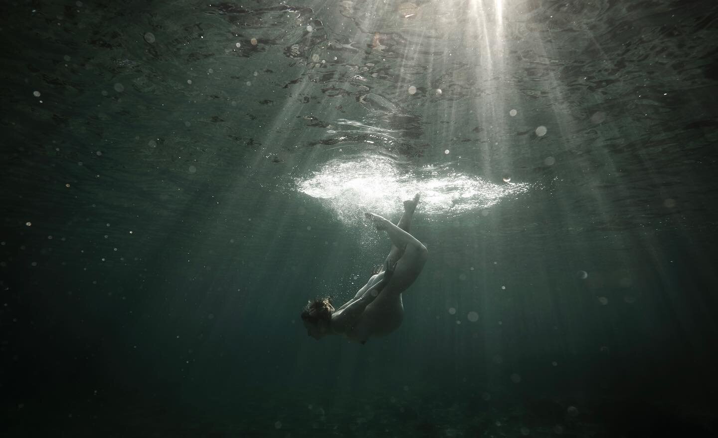 Into the abyss at 39 weeks. The beauty of surrender ✨ 
.
.
.#underwatermaternityshoot #underwaterphotography #sydneybirthphotographer #easternsuburbsmums #empoweryourbirth #sydneyphotographer #fineart #motherhood
