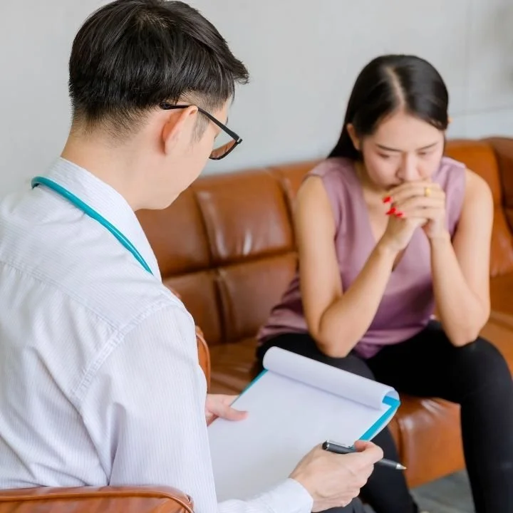 Mental health professional meeting with a patient to evaluate ADHD symptoms affecting learning and daily functioning.