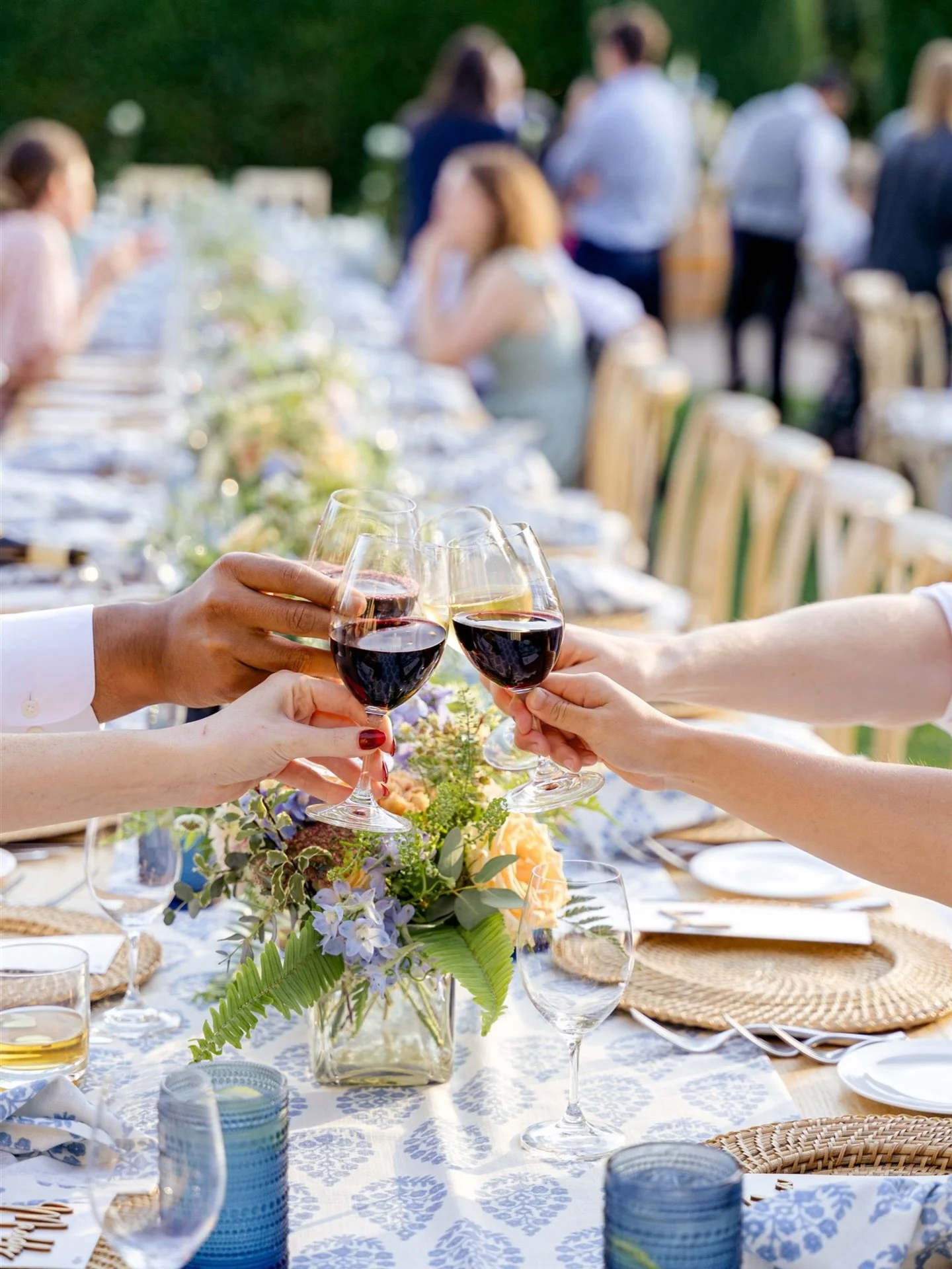 Wine-inspired coastal weddings are rooted in thoughtful design and effortless flow. Picture layered neutrals, vineyard-driven palettes, natural textures, and seaside air setting the tone for a celebration that feels both relaxed and refined. Every de