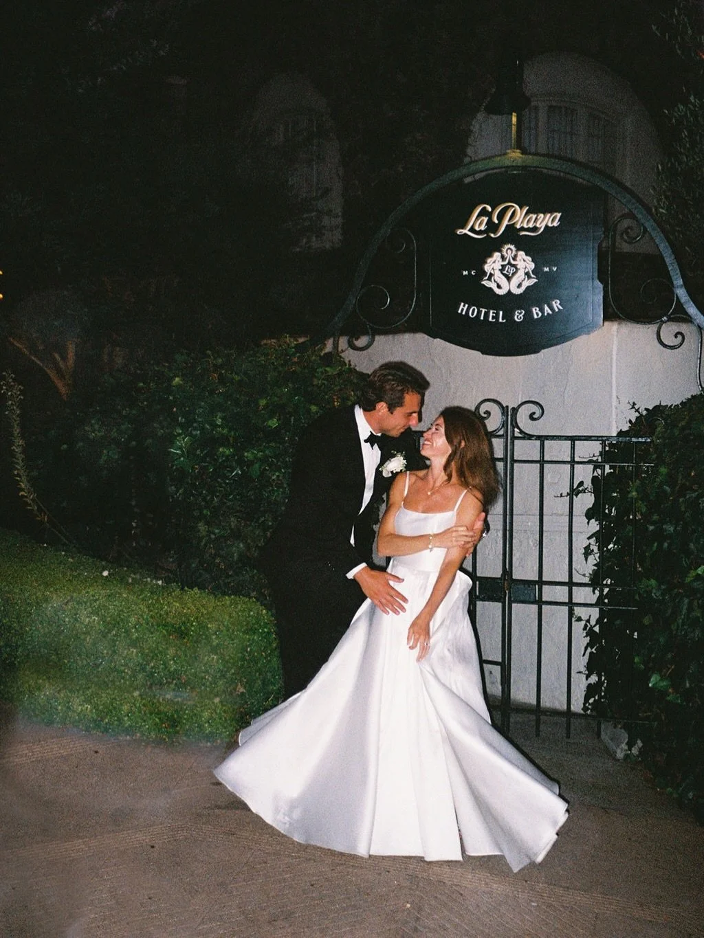 Cheers to the weekend and love! ❤️ 

Time of Year: Fall 
Bride: @bridgethobin_97
Groom: @spencertinkel
Venue: @laplayaca
Wedding Planner: @corkandvows 
Florals: @loveandflowersbyangie
Photographer: @melaniesiegristphoto
Hair: @dukehairnyc
Make-Up: @b