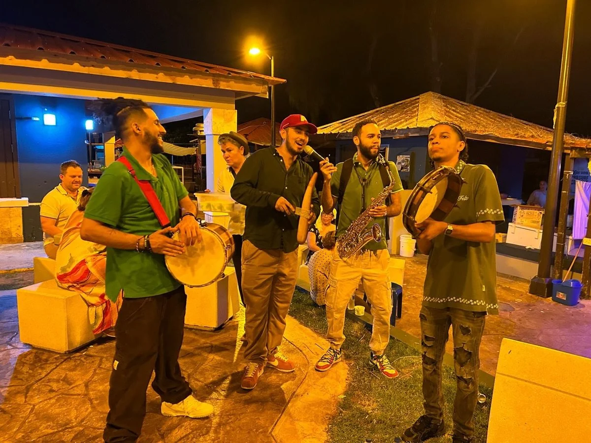 NOCHE DE PLENA en Villa Pesquera, Isabela 🇵🇷 con mucha familia, coquito y un asopao exquisito gracias a nuestros amigos del kiosko Olas del Mar 🪘🩵✨ &iexcl;Que se repita!

#plena #puertorico #isabelapr #isabelapuertorico