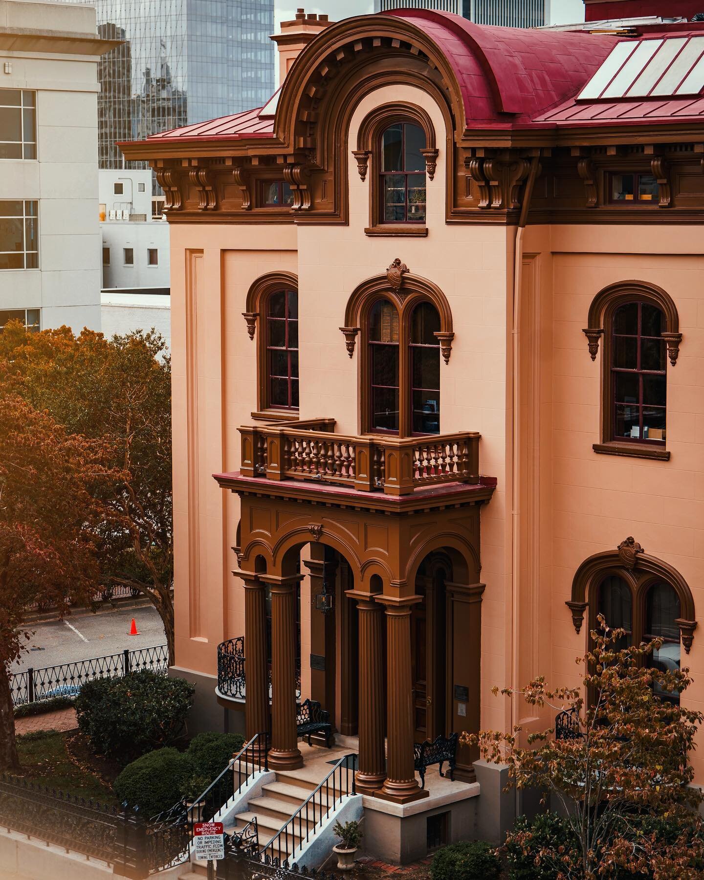 Hidden gem in the city 🌆 

📸 Sony A7III
🔬 Sony 70-200 f2.8 GM II
&bull;
&bull;
&bull;
&bull;
#folkmagazine#folkvibe#folkcreative#folkgood#streetshared#earthpix#shootermag#heatercentral#makeportraitsnotwar#conquer_portraits#portraitkillers#GrittySi