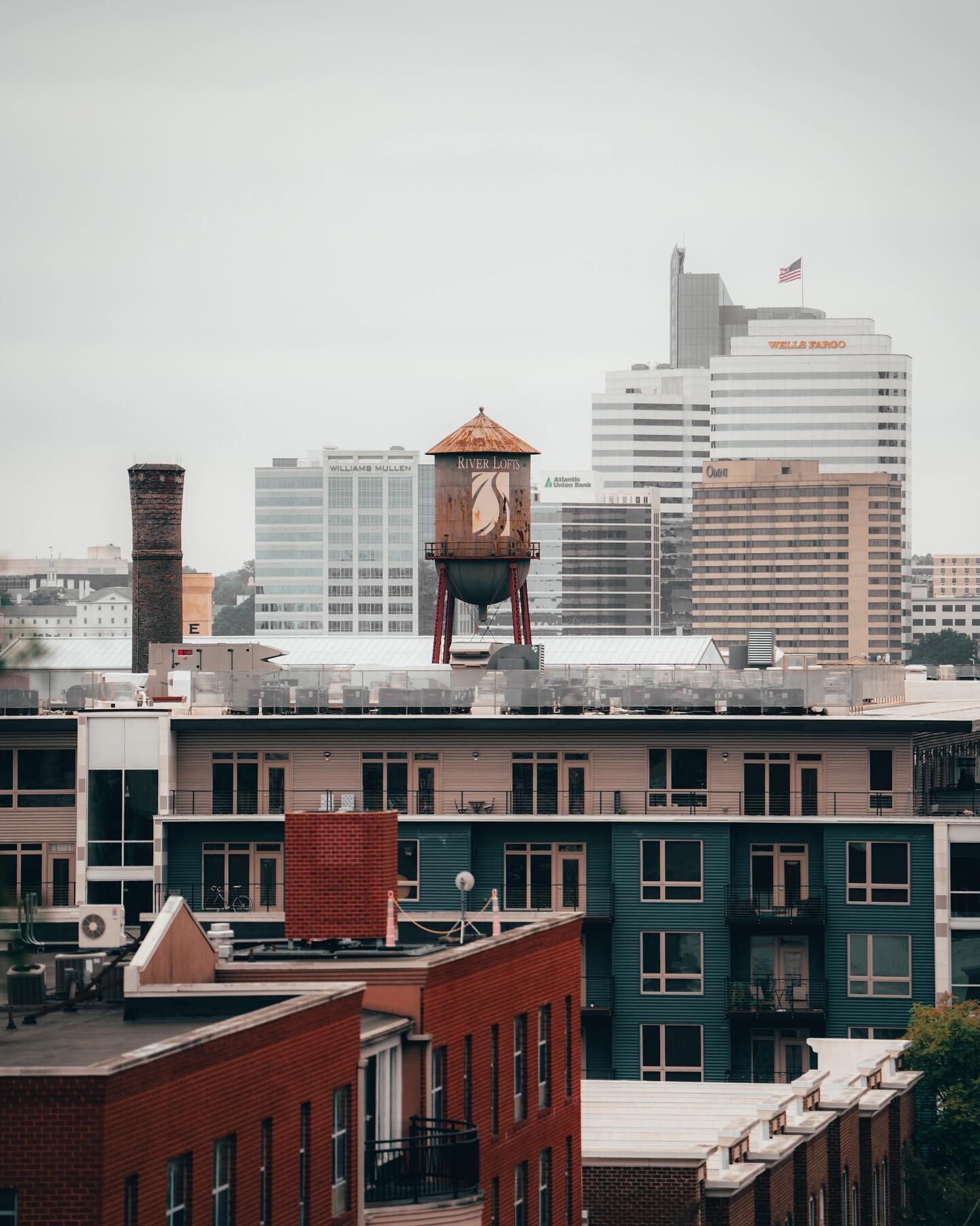 Always thinking about rooftops 🌆
📸: Sony A7III
🔬: Sony 70-200 f2.8 GM II
&bull;
&bull;
&bull;
&bull;

#AGameOfTones#VisualArchitects#Fatalframes#Gearednomad#Rsa_Streetview#StreetDreamsMag#UrbanAndStreet#UsaPrimeShot#Main_Vision#ArtOfVisuals #Creat