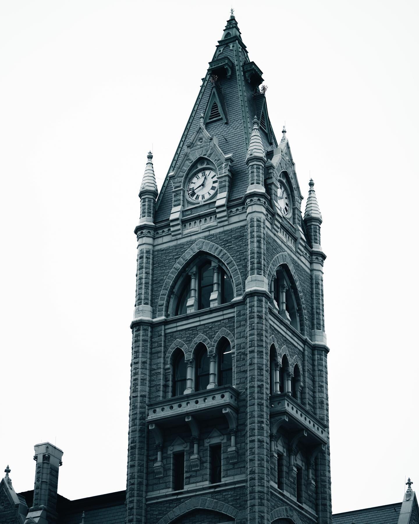 The two most powerful warriors are patience and time. 
📸 on @sonyalpha A7III &amp; 70-200 f2.8 GMII
&bull;
&bull;
&bull;
&bull;

#streetphotography #photography #street #bnw #photooftheday #ig #photo #travelphotography #streetstyle #photographer #st