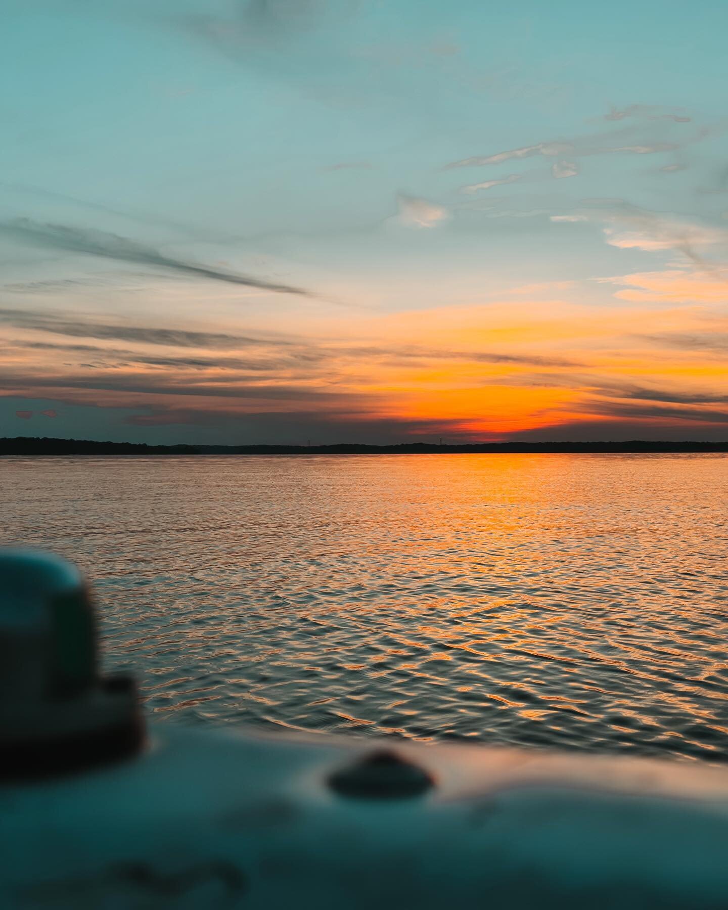 Something in the orange ⚓️
&bull;
&bull;
&bull;
&bull;

#amazingshot #viralphoto #moodyphotography #amazingphoto #amazingart #photographyaddict #photographyaccount #photography #nightphotography #photographyislifee #photoshoots #darkness #photographe