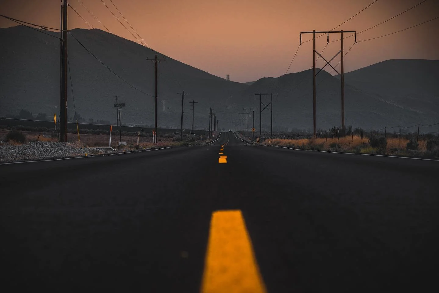Follow me along this road of mine ⛰️

📸 Sony A7III
🔬 Sony 70-200 f2.8 GM II
&bull;
&bull;
&bull;
&bull;
#AGameOfTones#VisualArchitects#Fatalframes#Gearednomad#Rsa_Streetview#StreetDreamsMag#UrbanAndStreet#UsaPrimeShot#Main_Vision#ArtOfVisuals #Crea