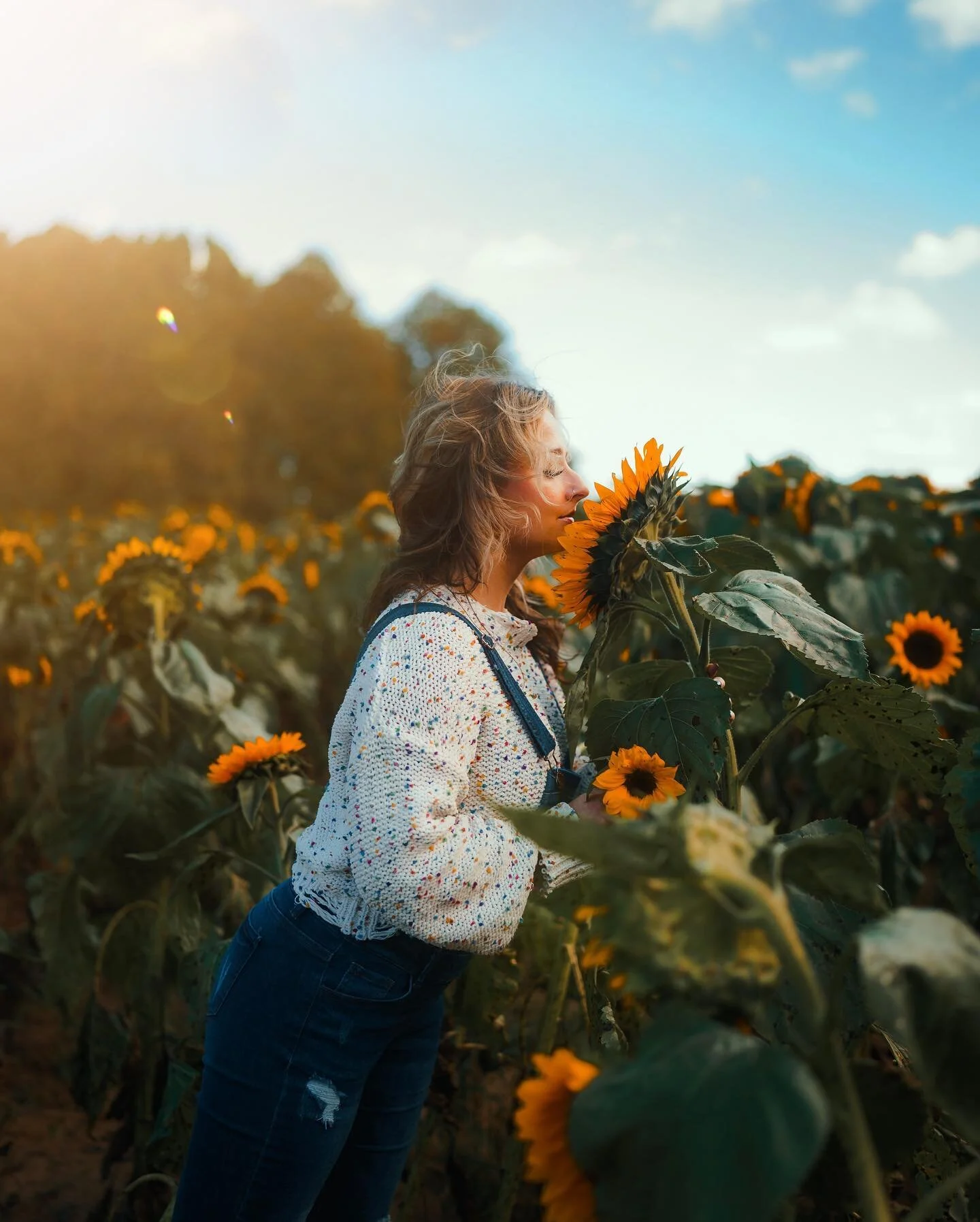 I&rsquo;ll find you in the field picking flowers for home 🌻 
📸 Sony A7III
🔬 Sony 35 f1.4 GM 
&bull;
&bull;
&bull;
&bull;
#AGameOfTones#VisualArchitects#Fatalframes#Gearednomad#Rsa_Streetview#StreetDreamsMag#UrbanAndStreet#UsaPrimeShot#Main_Vision#