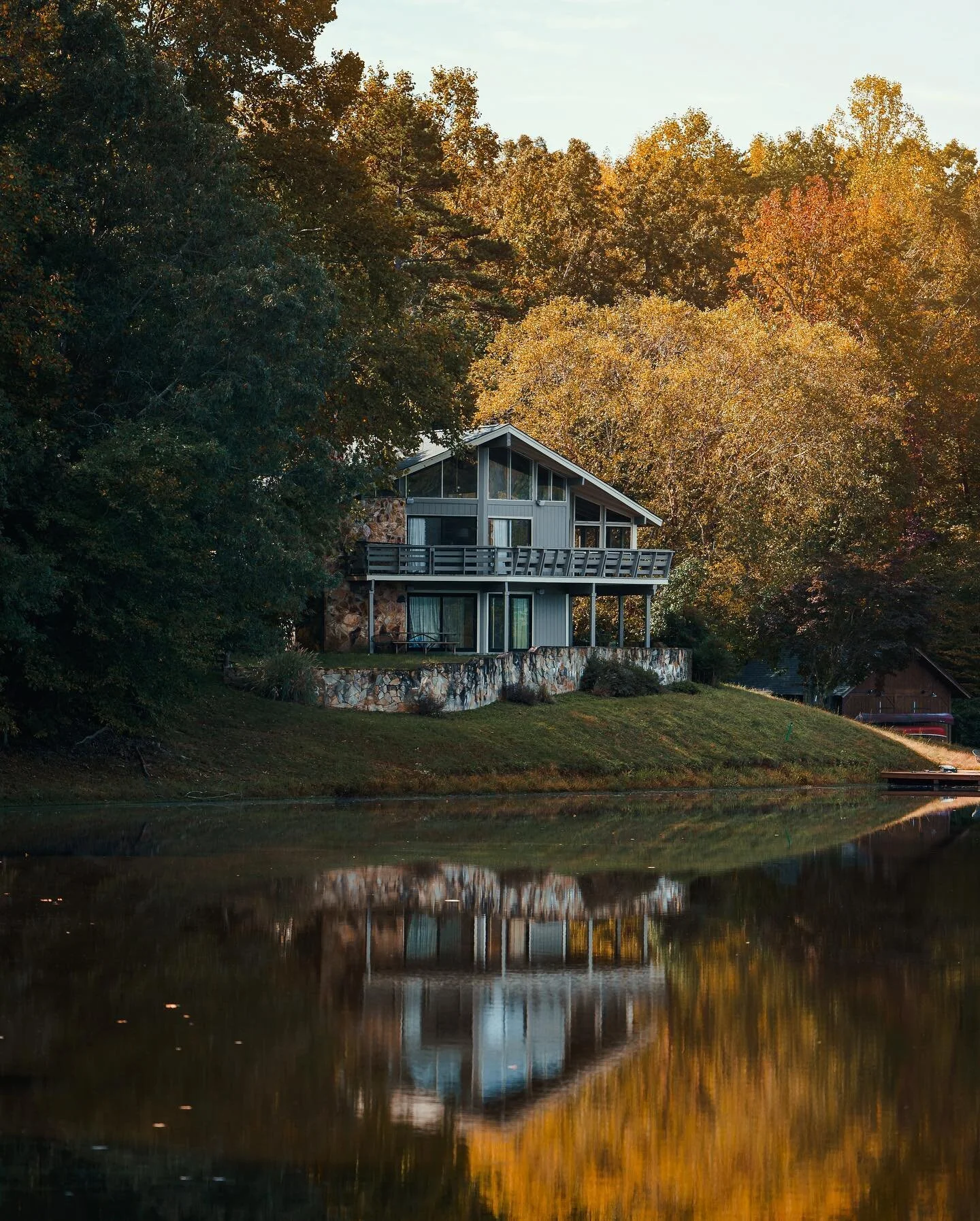 Fall is finally here, &amp; I&rsquo;m ready for it. Who else is excited for autumn colors? 🍁 
📸 Sony A7III
🔬 Sony 70-200 f2.8 GM II
&bull;
&bull;
&bull;
&bull;
#folkmagazine#folkvibe#folkcreative#folkgood#streetshared#earthpix#shootermag#heatercen
