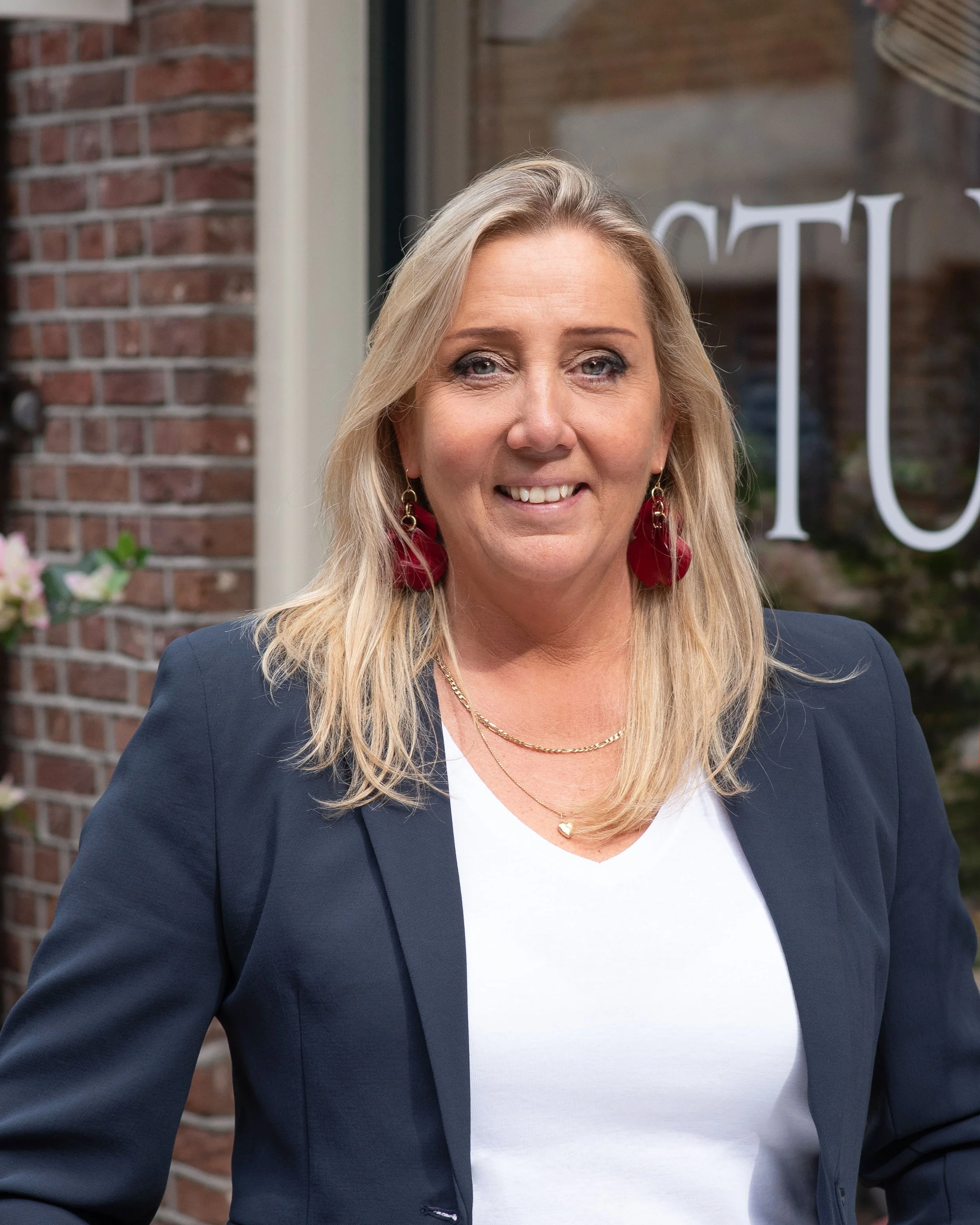 Portret Brigitte van de Veen eigenaresse Studio Veen verbouwingen renovaties interieuradvies bouwadvies de verbouwtafel voorburg den haag