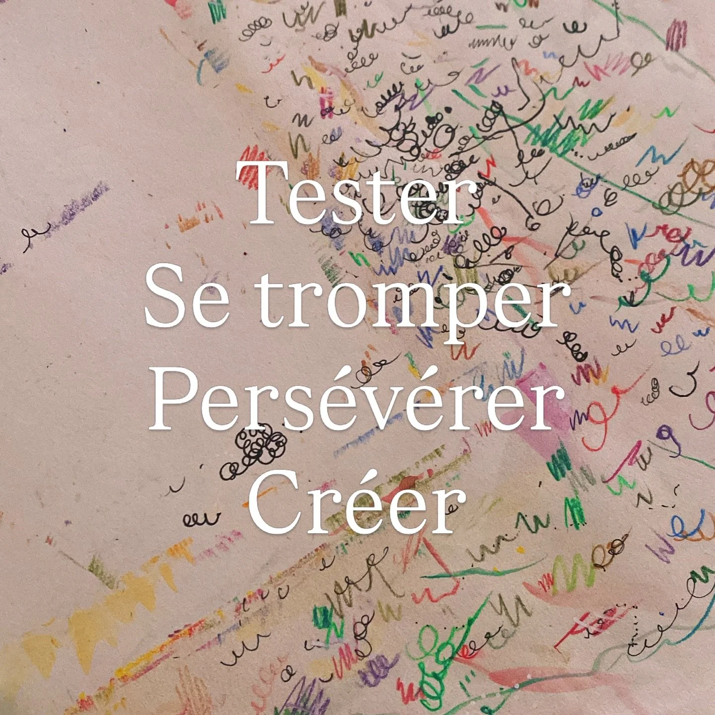 Jeudi inspi : Et si ce que vous consid&eacute;rez comme&nbsp;&laquo;&nbsp;&agrave; c&ocirc;t&eacute;&nbsp;&raquo; &eacute;tait en r&eacute;alit&eacute;, l&rsquo;essentiel ?

Il y a sur mes blocs de dessin, ces marges couvertes de traits. Des coups de