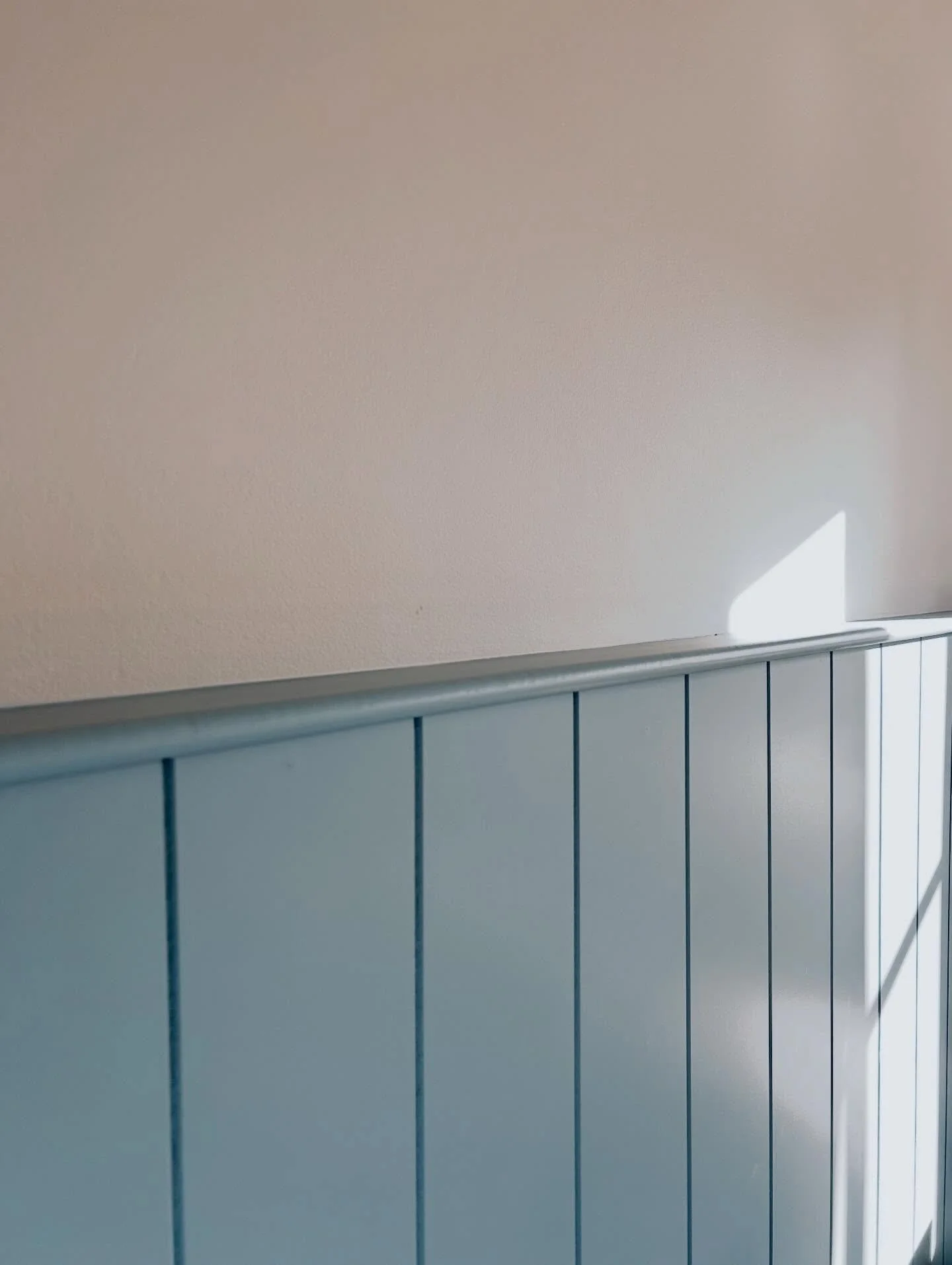 A beautiful light shining on this bespoke panelling at our Weybridge project. It all adds texture and warmth to this little boys room. 

#interiors #afternoonlight #interiordesign
