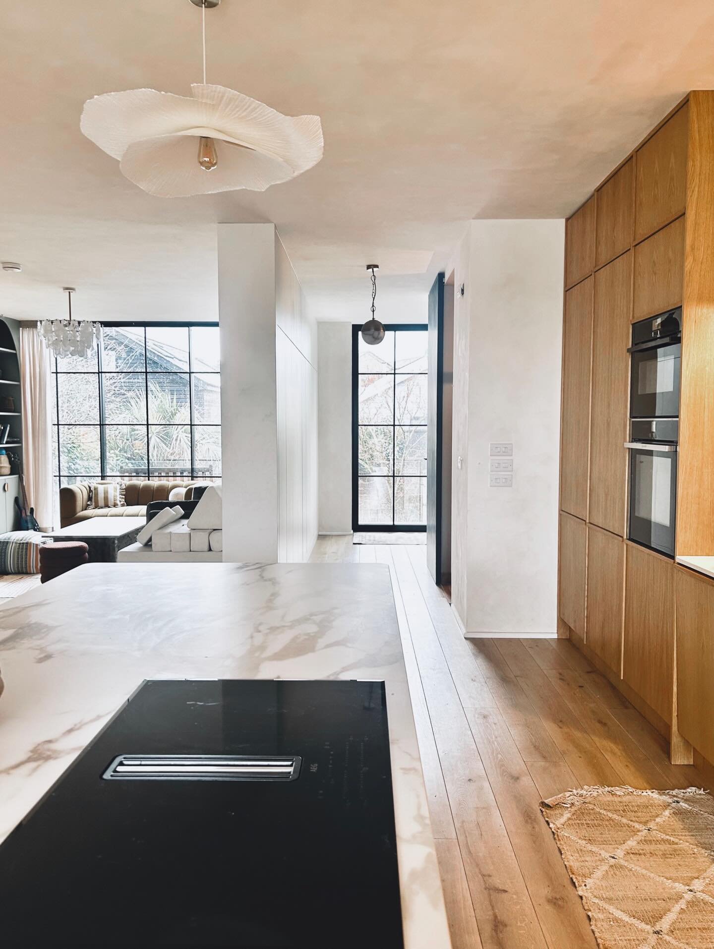 The island project. Bespoke interior design consultancy across this family home on the water. Textured wall treatments thanks to @bauwerkcolour warm natural wood and a lot of soft light was the repeated theme throughout. 

#interior #brokenplan #natu