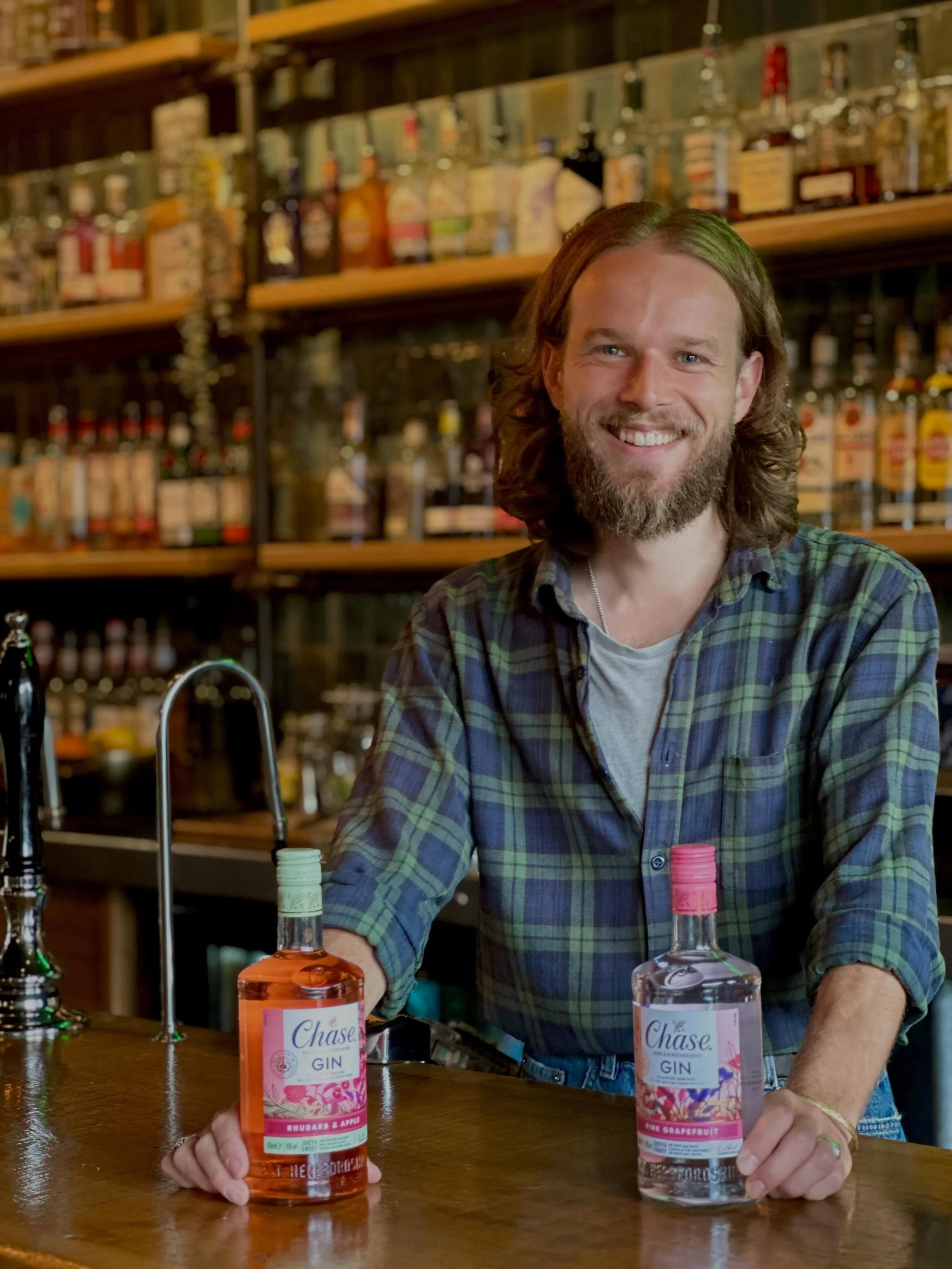 Meet Elliot and your new midweek favourite 👀🍸

We&rsquo;ve got two absolute beauties from @chase_spirits behind the bar &hellip; Pink Grapefruit Gin and Rhubarb &amp; Apple Gin 🌸

Enjoy a double with your choice of mixer for just &pound;6! The per