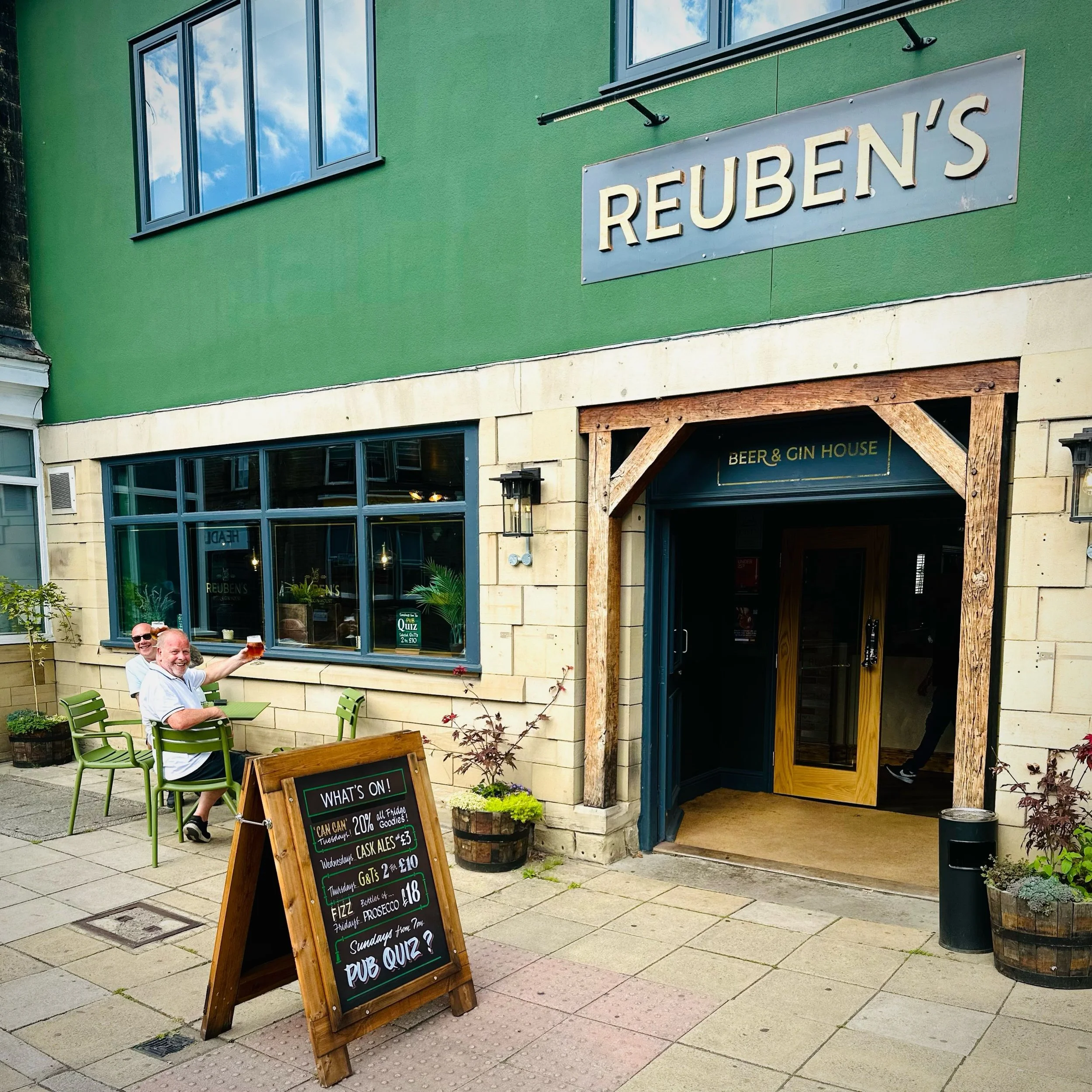 Sundays are better when you know where to find them 🍻🐾

A dog-friendly spot, Veltins flowing, cocktails 2 for &pound;14 and a beer garden that you might not even know is hiding here&hellip; 👀🌿

And if you fancy putting your general knowledge to t