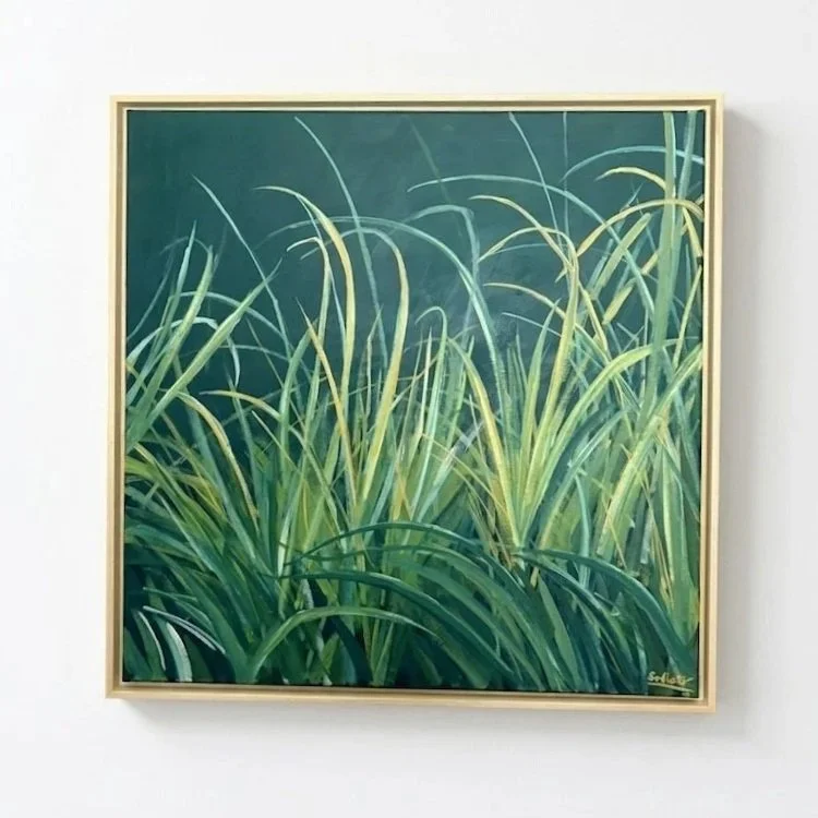 Gemälde von hohem grünen Gras auf einem ruhigen grünen Hintergrund.
