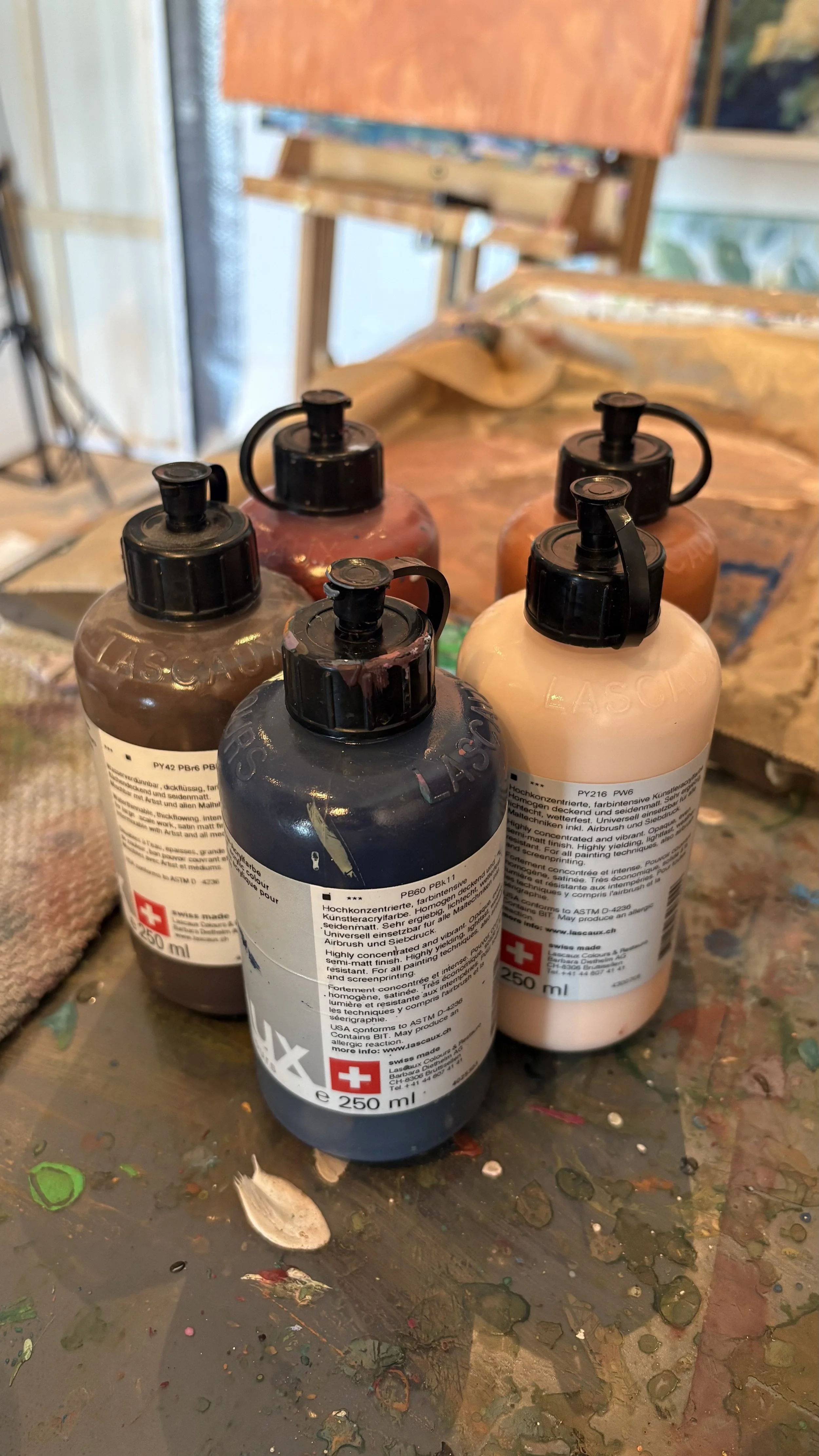 Farbtuben auf dem Ateliertisch, Malzimmert