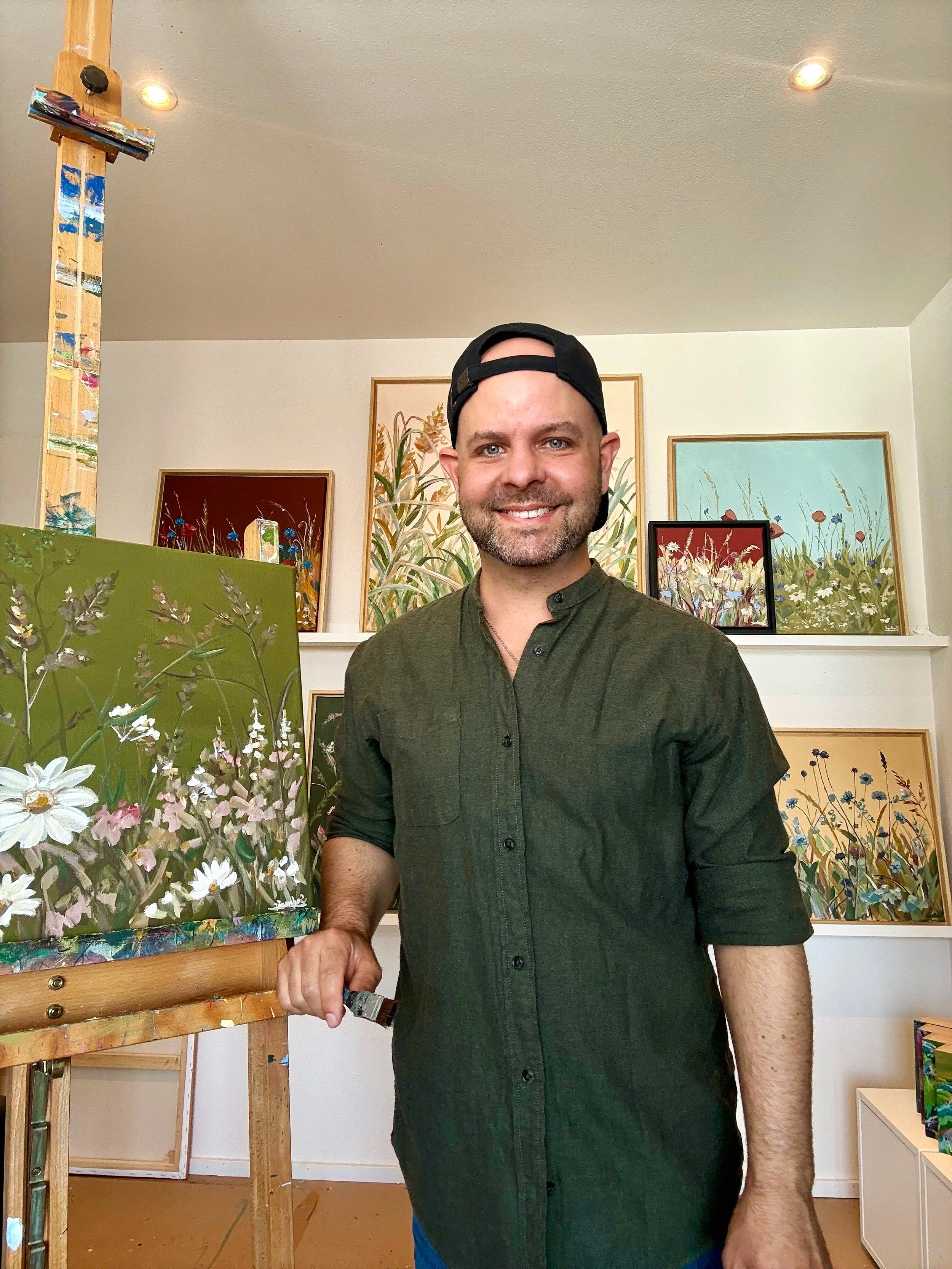 Künstler Gerhard Sedlmair im Atelier beim Malen seiner Kunst