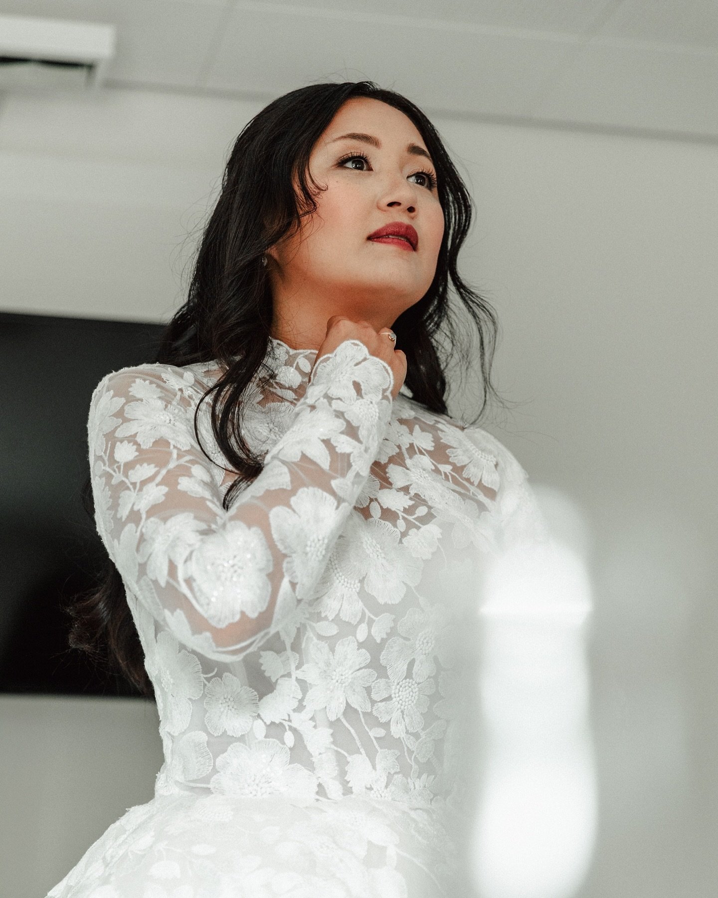 Beautiful last-minute preps before the wedding ceremony. The type of documentary photos we absolutely love! 🥰 Can&rsquo;t wait to photograph tons of those this summer! Still have a few last autumn dates available. Please don&rsquo;t hesitate to cont