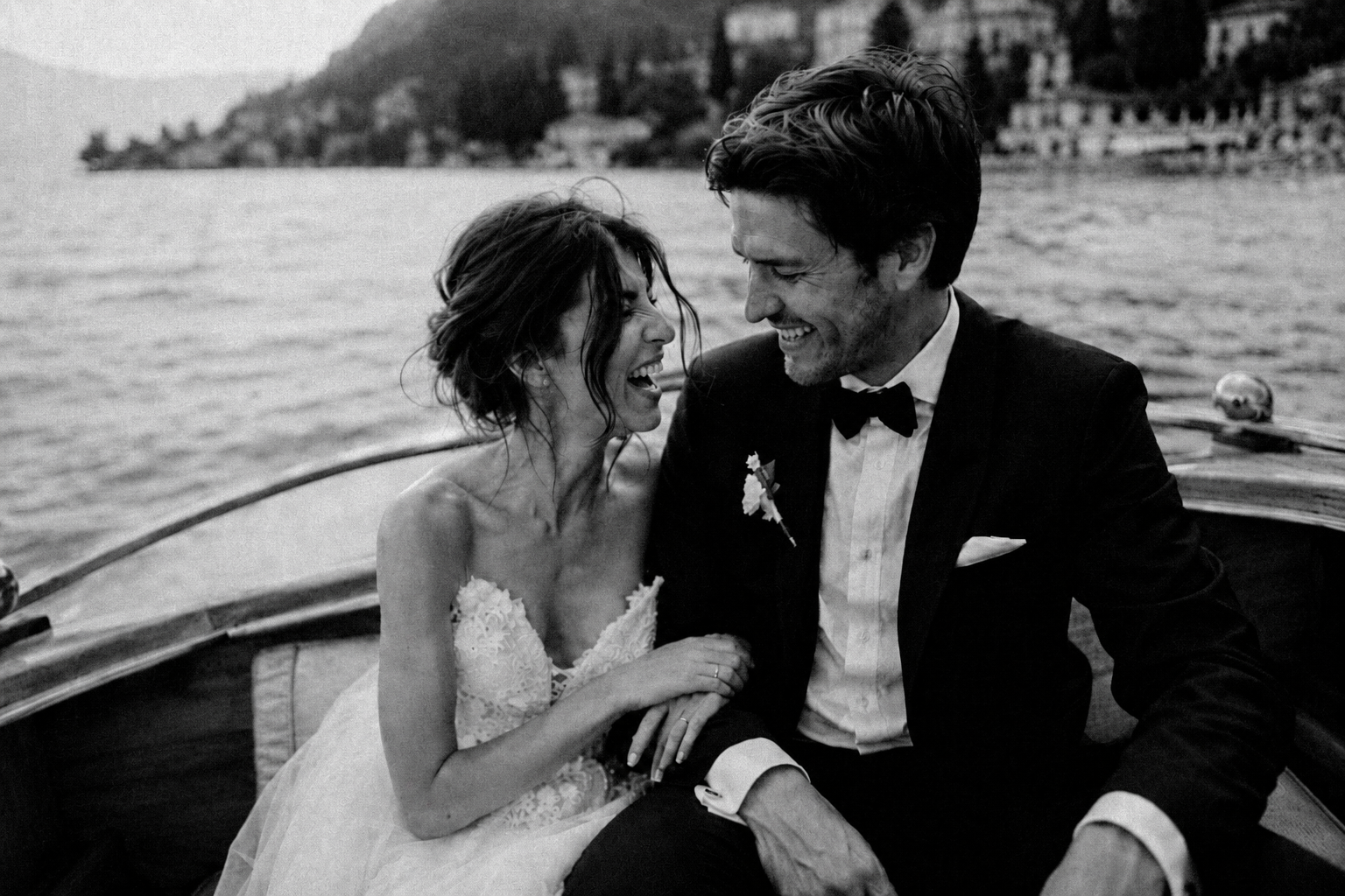lake-como-boat-ride-wedding-couple-champagne-3.png