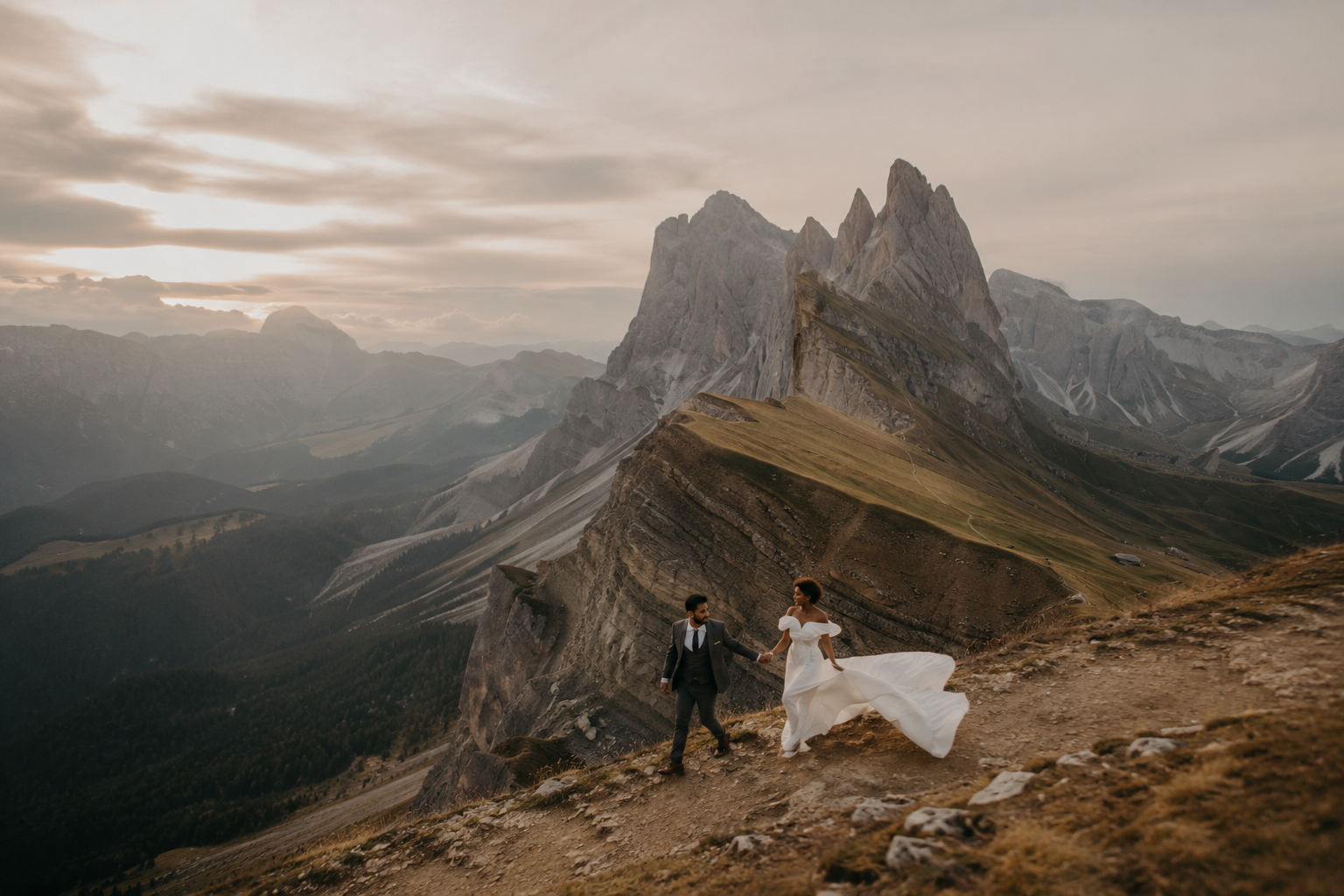 Dolomites Wedding Photographer: Photo Ideas, Timeline and Planning Tips for Intimate Mountain Weddings