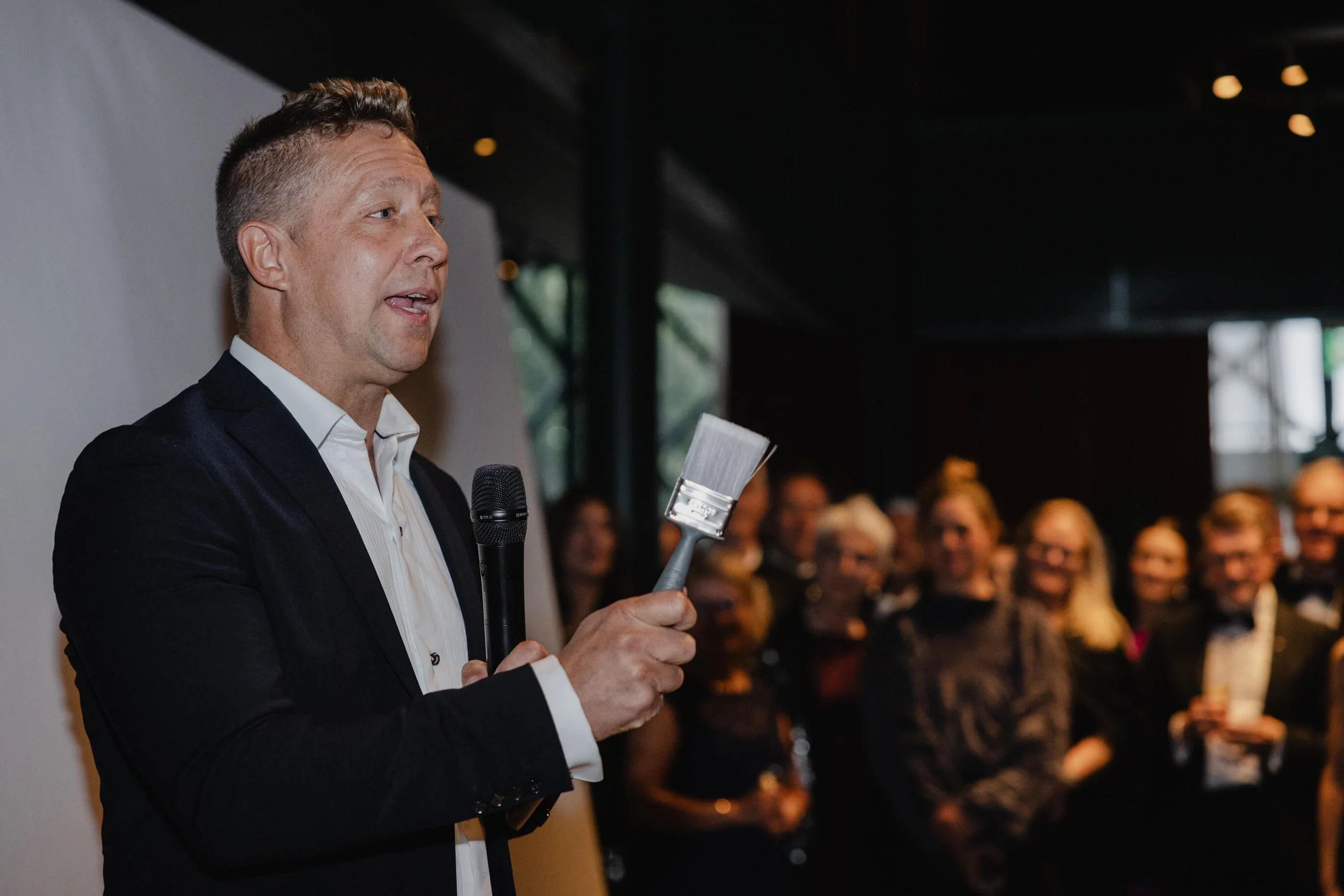 Jeppe Hein introducing a collaborative breath painting during a Café Opera wedding