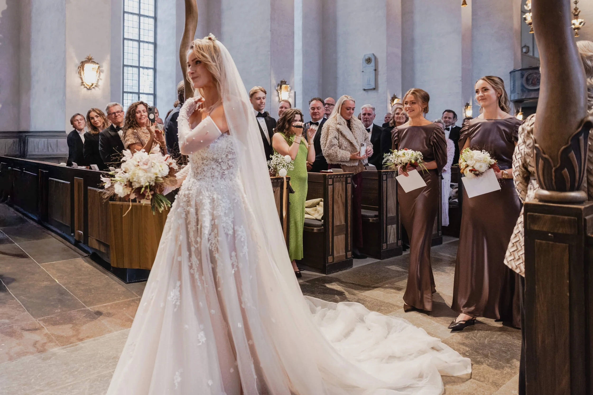 Vanessa entering Högalidskyrkan accompanied by her two daughters