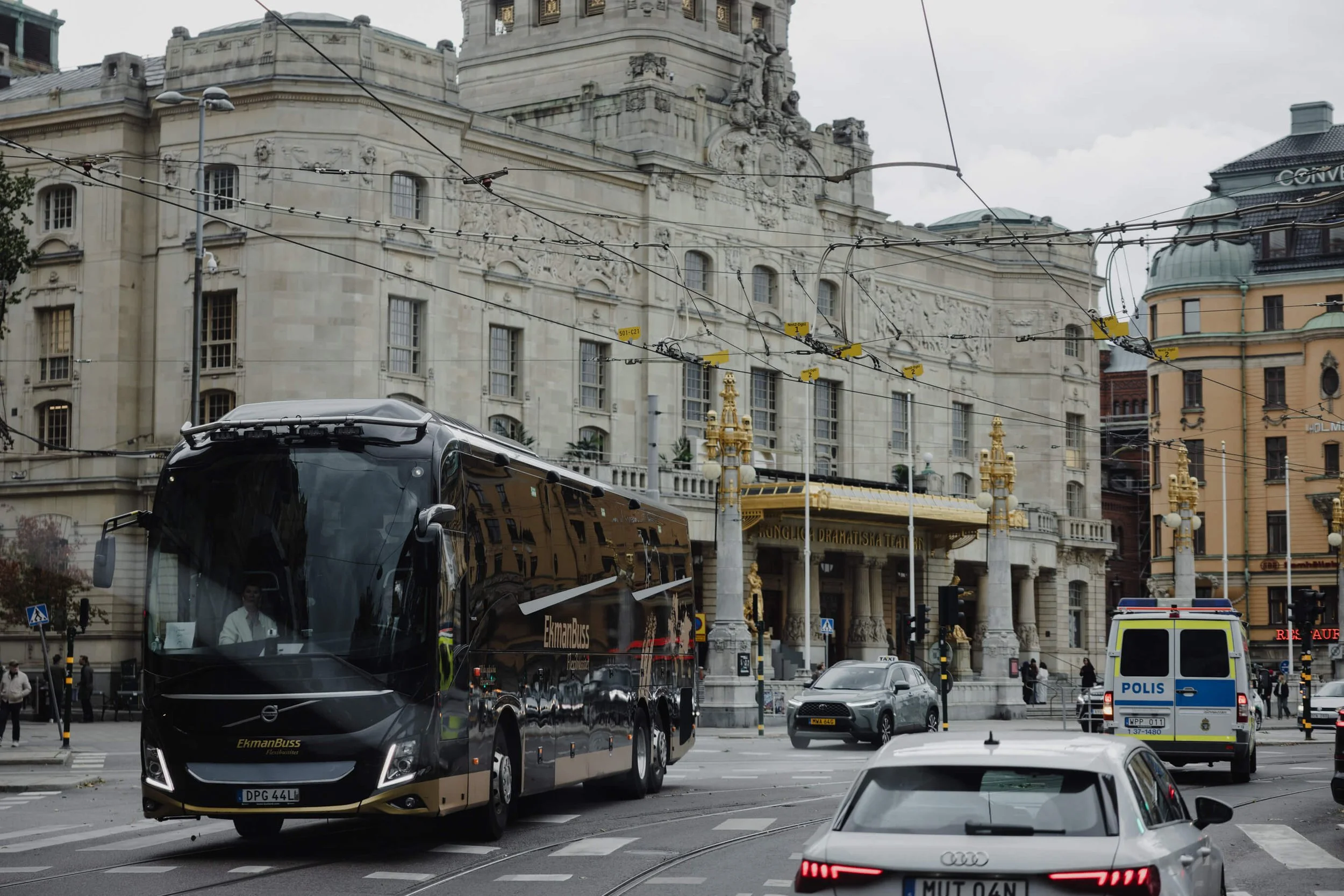 wedding-guest-bus-hogalidskyrkan-cafe-opera.jpg