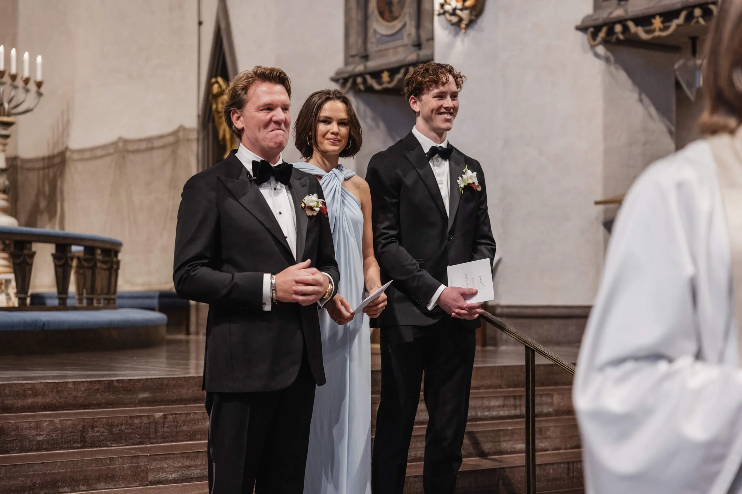 J waiting with his children at the altar during the bride’s entrance at Högalidskyrkan