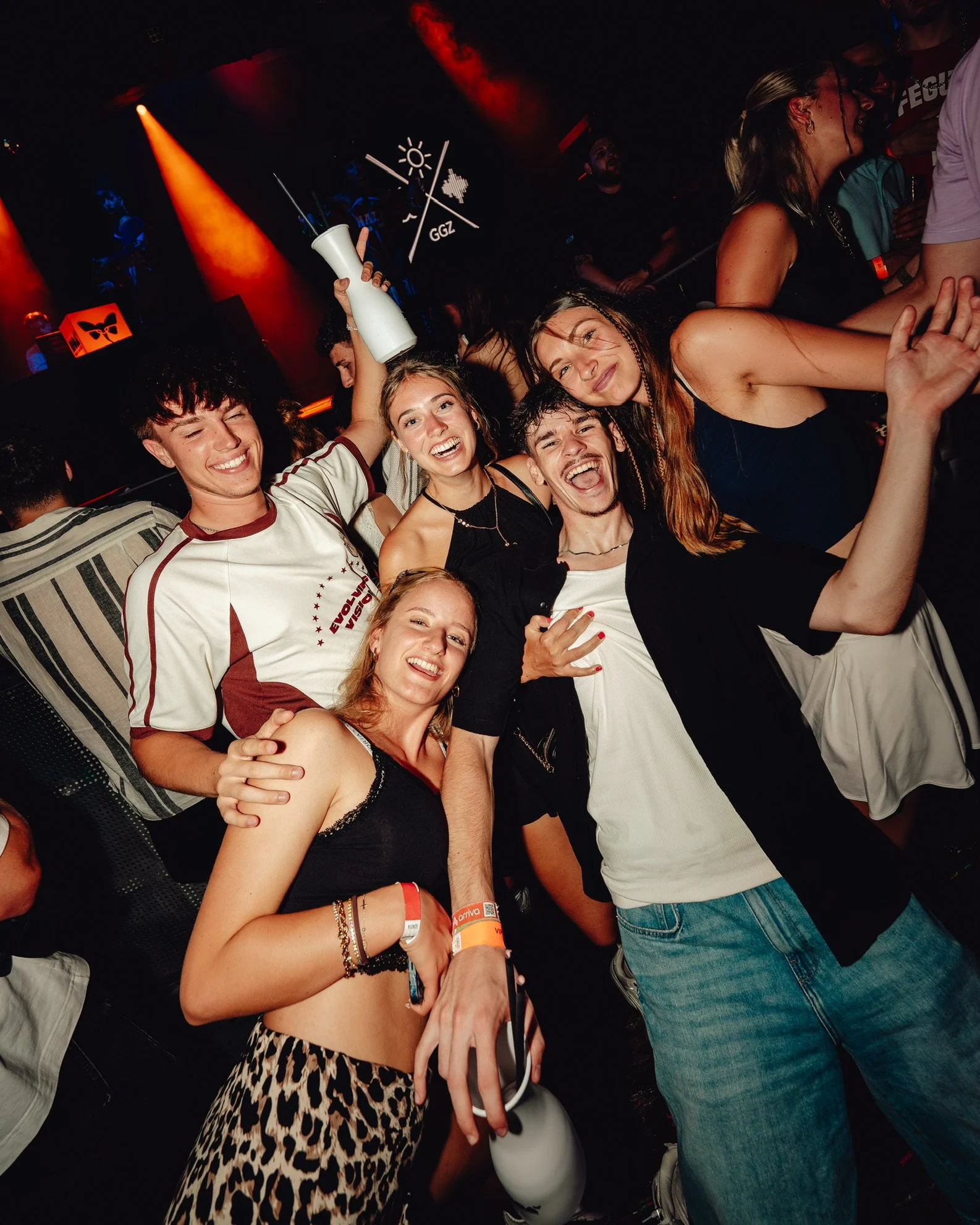 Gruppe von Freunden in einer Party oder einem Club, die fröhlich und ausgelassen sind.