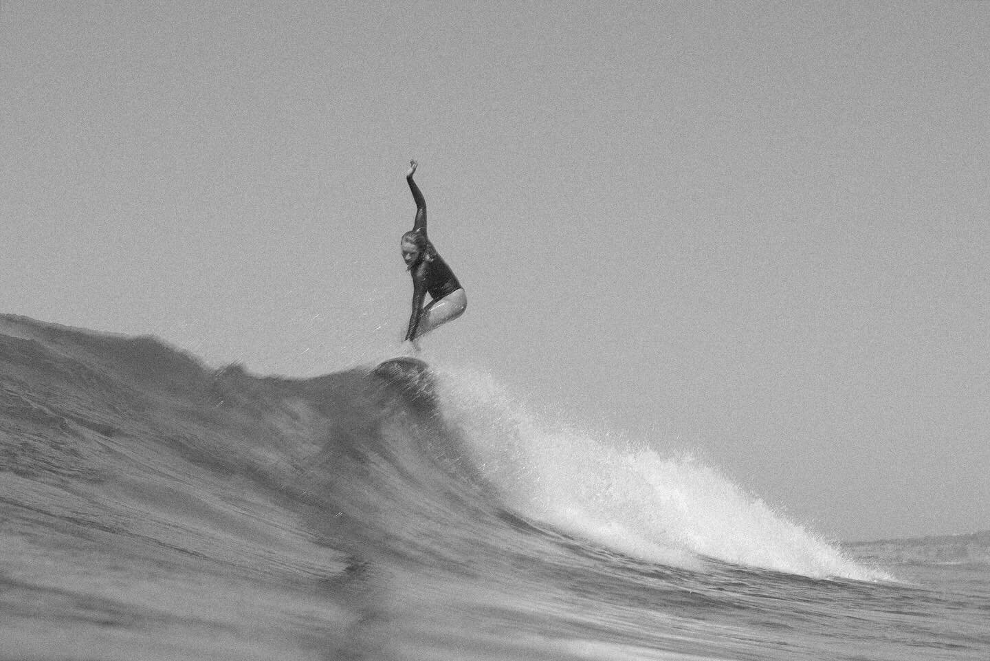 Catching waves with @paulajamiebos 📸🌊