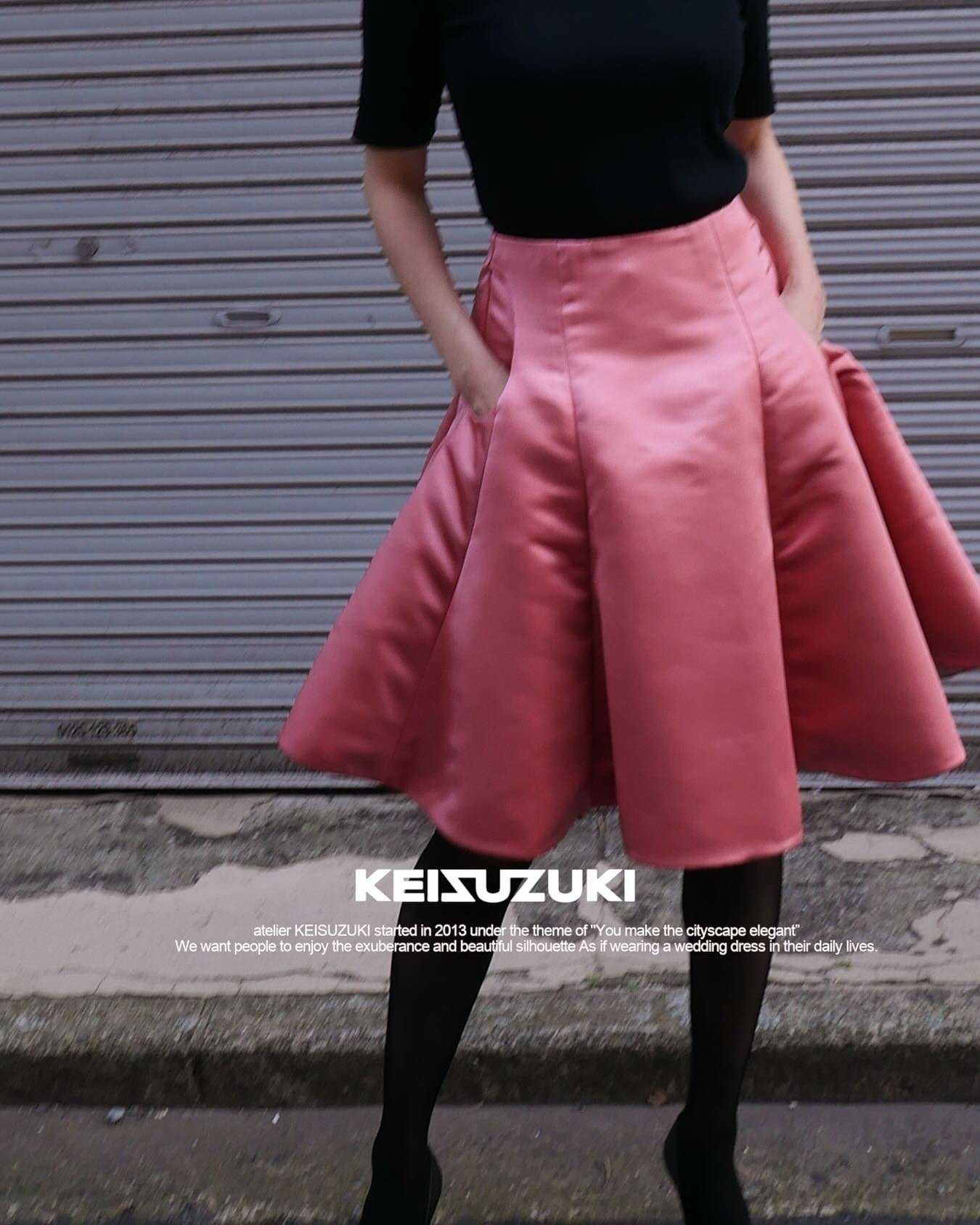 A new soul
Skirt:Ueha skirt

デザイナーより

気付いて頂けると嬉しいですが、トップスのUehaをアレンジして作ったウエハのスカートです。トップスと共通してたっぷりのフレアが360度に入っています。変則的なフレアの入り方が独特で、裾の表情もダイナミック。カテゴリーにするとフレアスカートのミニと、ふるいわけられそうですが、街で見かけたら2度見してしまうはず。それくらいフレアの動きに個性があります。おすすめの素材は、写真のサテンか、ミカドで、ハリ感をお楽しみ頂きたいです。