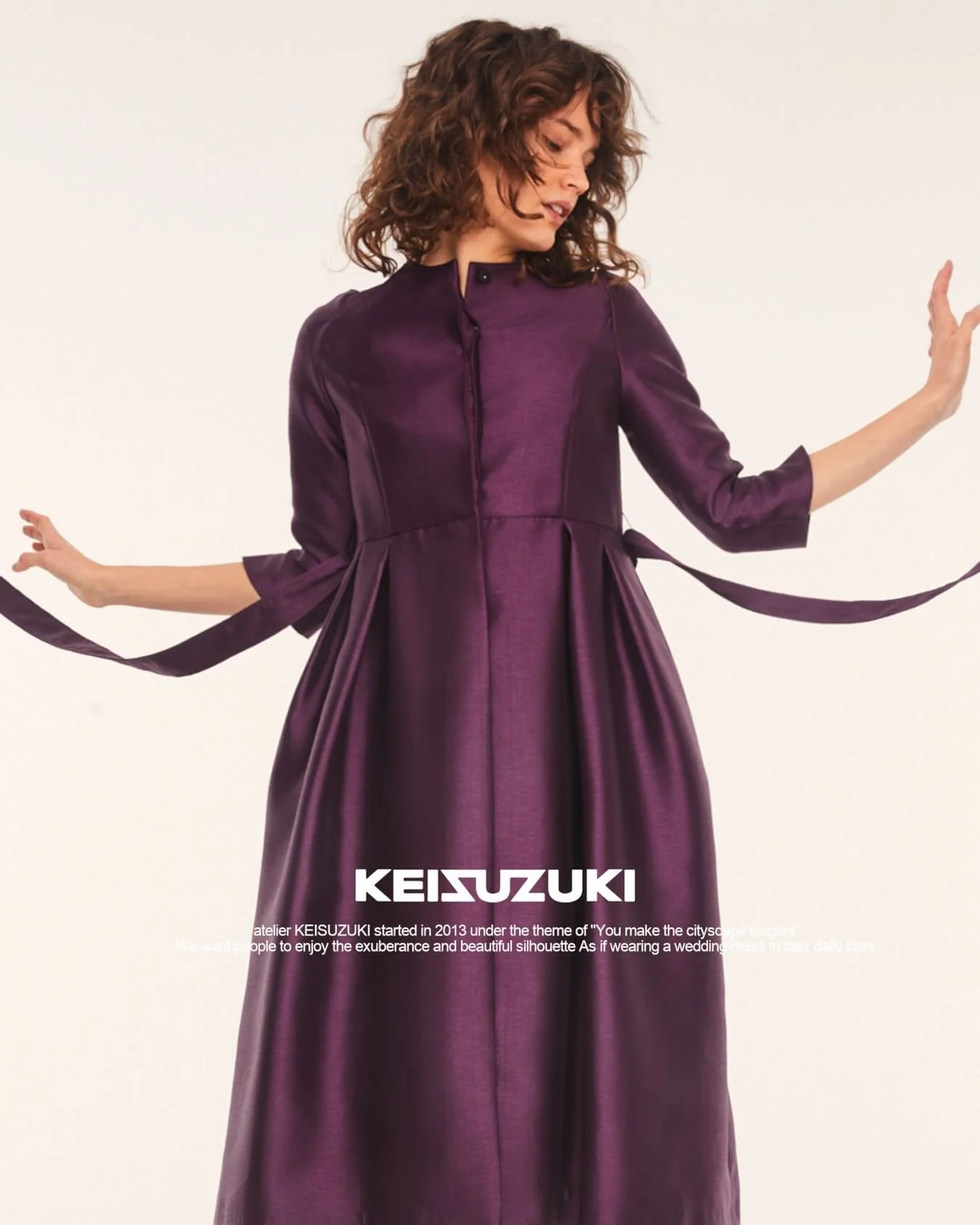 KEISUZUKIは、女性の曲線美をより美しく華やかに引き立たせるデザインを追求する、日本発のラグジュアリーブランドです 。「着ると背筋が伸び、360度どこから見ても造形的なシルエット」、そして「着た瞬間に特別なプリンセス気分のスイッチの入る服」を提供します。トラディショナルと革新がせめぎ合った唯一無二のデザインが、着る人の心を高揚させ、その高揚感を瞬間に留めることなく持続させ、さらに加速させます。

パリでのプレゼンテーションは16区のシャングリ・ラ パリにて、2025年10月4日〜6日にて開