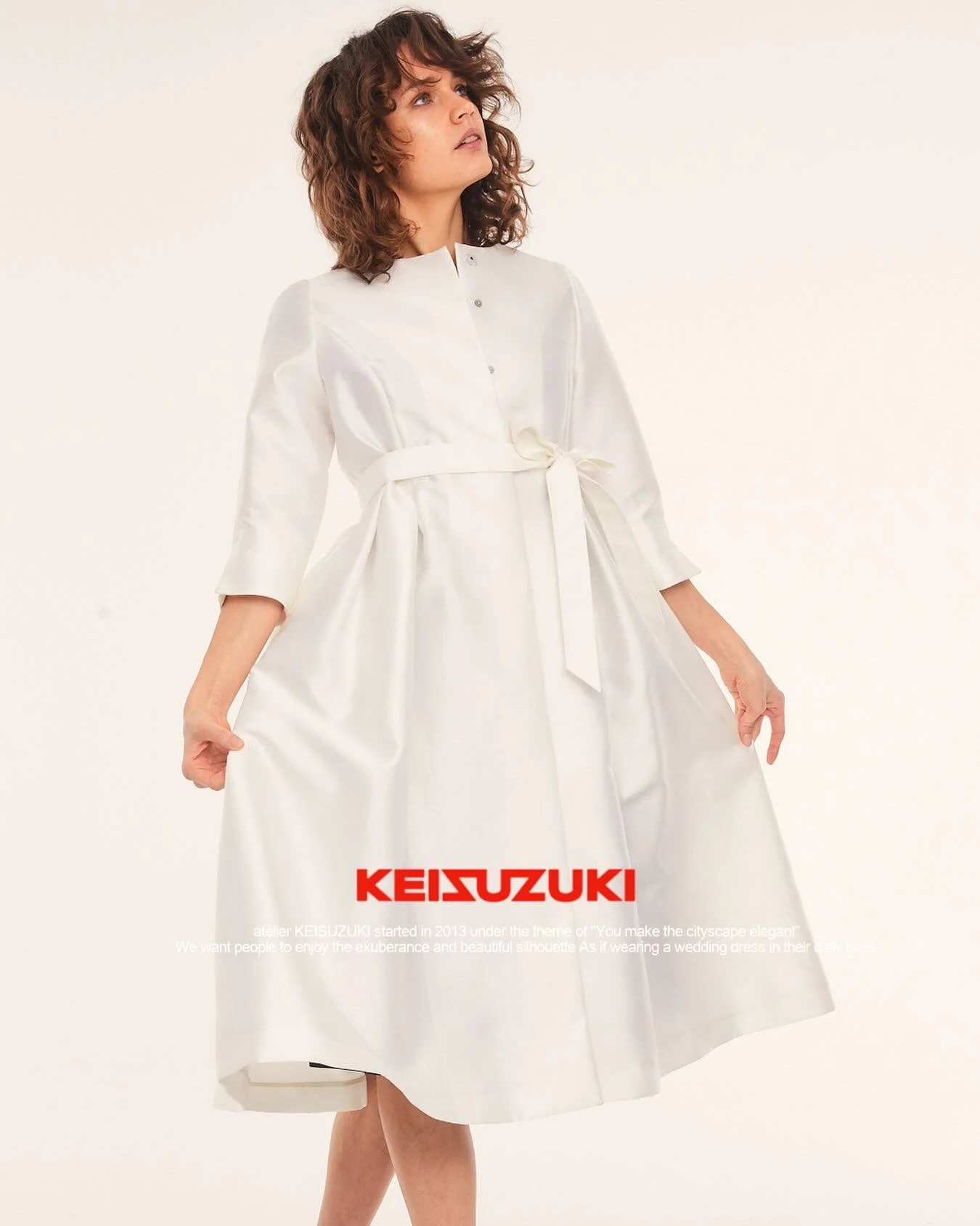 【ご報告】

この度、KEISUZUKIは2025年2月、皇室の女王陛下より、光栄なるご注文を賜りましたことを心よりご報告申し上げます。
女性の曲線美を美しく華やかに引き立たせ、着るたびに「特別なプリンセス気分」のスイッチが入る服を追求してきた私たちにとって、この上ない喜びと身が引き締まる思いでございます。日本の百貨店売上トップである百貨店様からも「お呼ばれドレスの最高峰ブランド」とご評価いただく「ジャパニーズエレガンス」を体現し、「着る人の心を高揚させ、その高揚感が持続・加速する」ような 服作