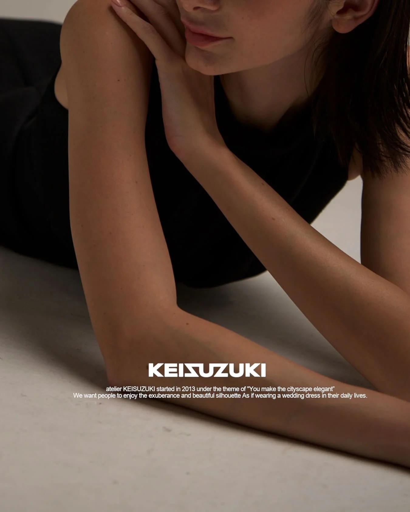 KEISUZUKIは、**「街の景色をエレガントに」**というテーマのもと、美しい服を通じて人々の心に輝きを増やし、それが地球全体を明るく輝かせることを目指しています。

KEISUZUKI aims to enhance the radiance within people's hearts through beautiful clothing, under the theme of &ldquo;Elegance in the Cityscape,&rdquo; thereby illumi