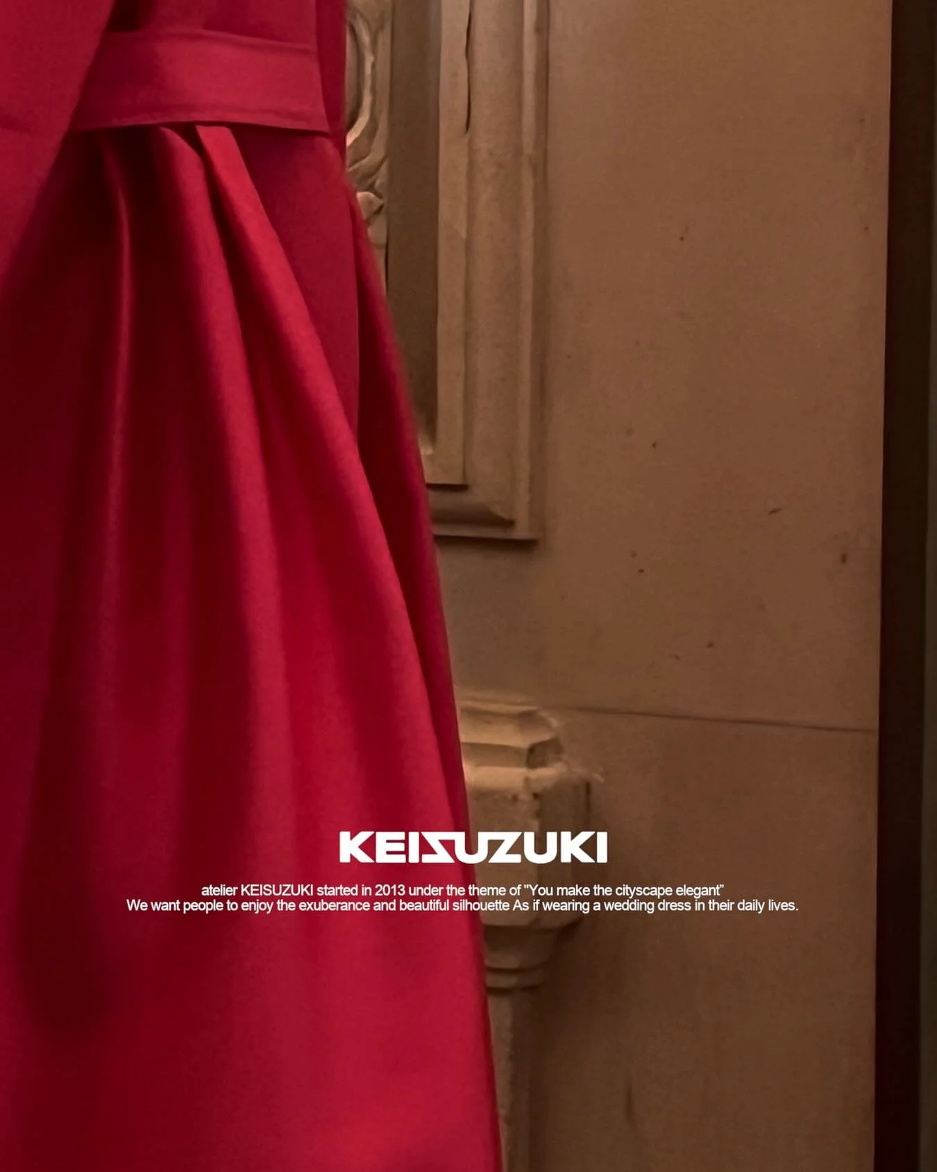 「特別な服」とはどんな瞬間を思い出させますか？

KEISUZUKIは、女性の曲線美をより美しく、華やかに引き立たせるための造形を追求しています。着た瞬間に背筋が伸び、360度どこから見ても凛としたシルエット。

それはまるで、心の中にある&ldquo;プリンセスのスイッチ&rdquo;をそっと押すような体験です。

幼い頃、祖母や母に仕立ててもらった服の記憶。
その温もりが、デザイナー鈴木圭の服づくりの原点。

1950年代のムッシューディオールの夢と憧れに魅せられ、
「日常の中に、特別な高揚