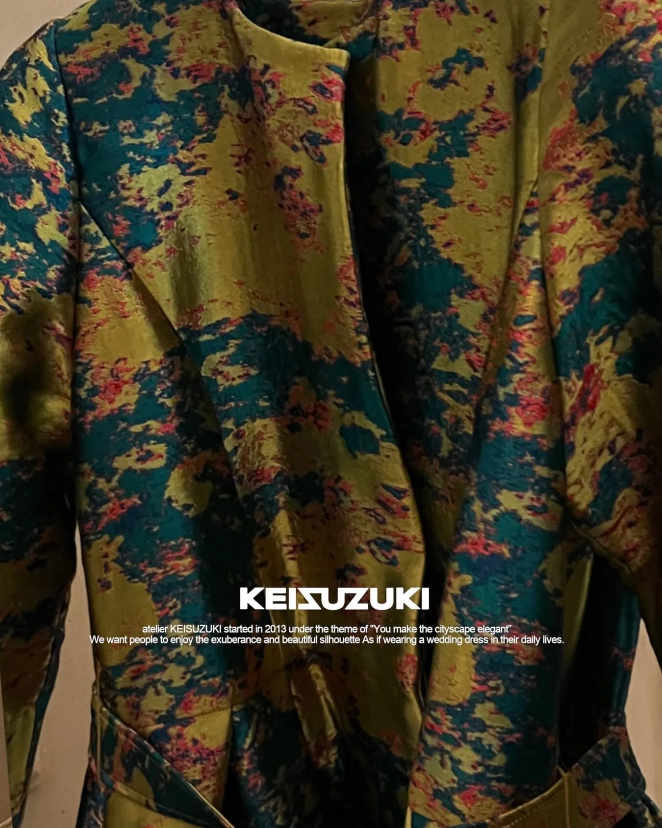 a new perspective 

昨年ラインナップに加わった朝霧-アサギリ-に、
姉妹素材として、朝露-アサツユ-が加わりました。

朝の露。
こちらら4色の糸で表現された播州のジャカード織です。
色はこちらの他にアッシュホワイトも。
改めてご紹介させていただきますね！

この写真は、大分露出落としていますが、実際にはとても明るい色調です。

どこか黄金期の室町や、平安朝の幻想を感じさせるような。
現在は横浜アトリエサロンでご覧頂けます。

お気軽に、ぜひ。