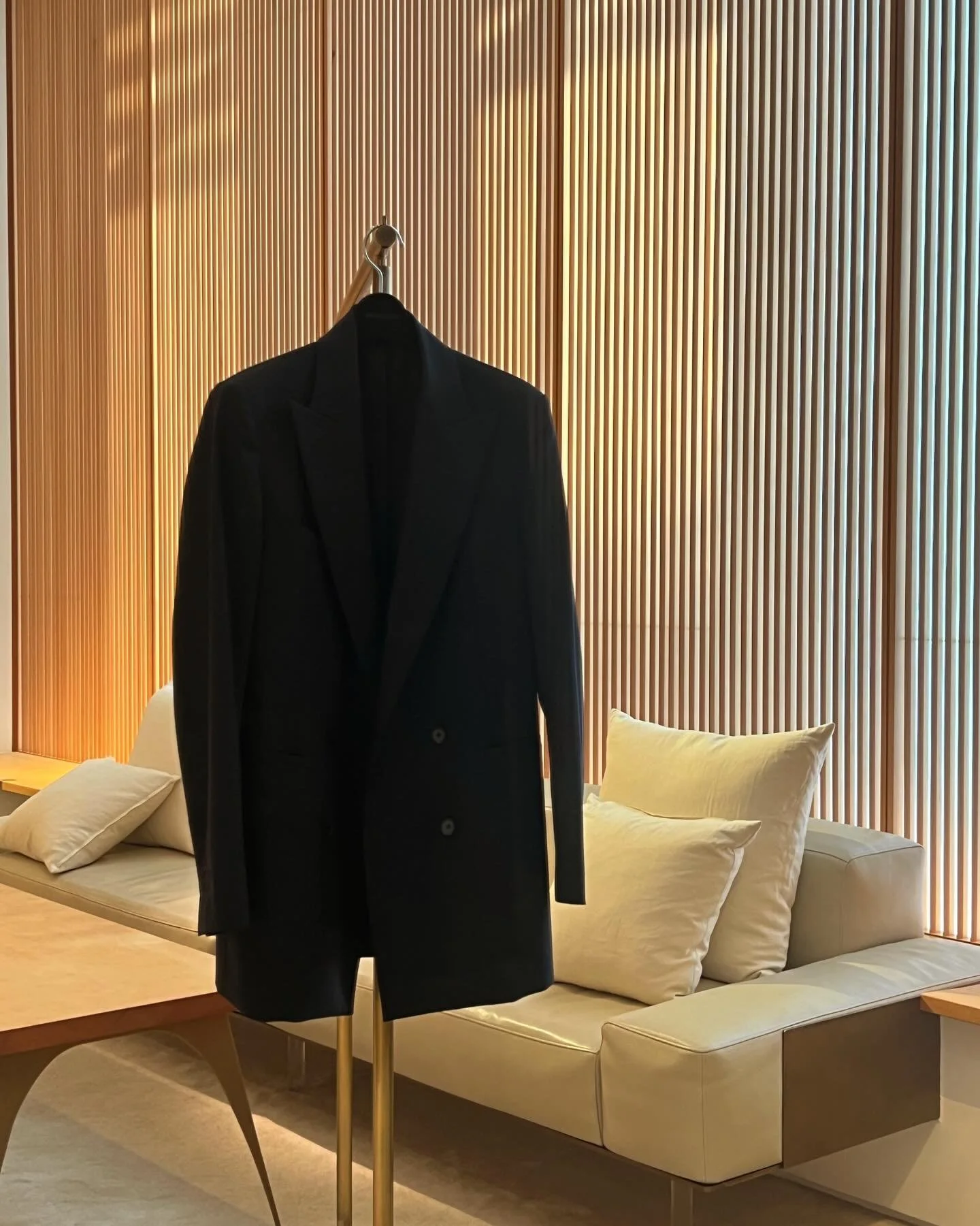 新作ダブルジャケット「ナイル（NILE）」は、「悠然と流れる大河のように、時代の変化を柔軟に受け入れながらも、決して変わることのない本質的な価値」を讃えます。

&bull; 悠然さ、普遍性、クラシックな価値 ：たとえるなら「歴史を見守り続ける大河」のような存在です。水面が季節の風でさざ波立つ（現代的なエッセンスを取り入れる）ことはあっても、その深い流れの本質は変わることなく、着る人の人生に長く寄り添い続けてくれます。

&bull; ユニセックス（男女兼用）という共通性: 性別を問わずに着られ