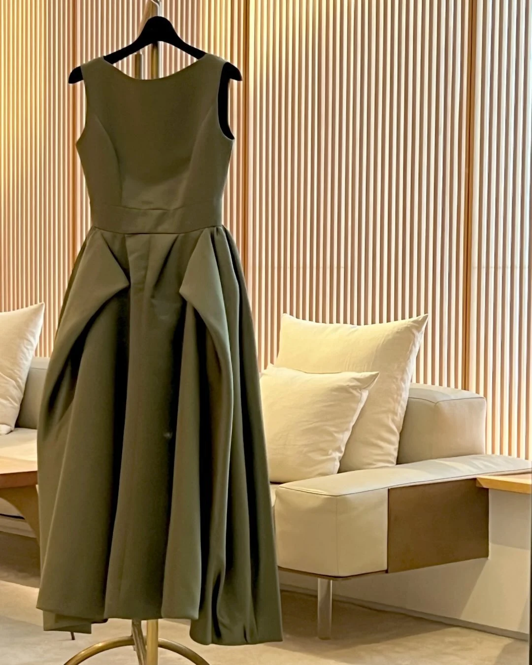 ウェディングドレスのような高揚感を、日常でも。

「街の景色をエレガントに」というテーマのもと、2013年よりスタートした atelier KEISUZUKI-アトリエ ケイスズキ-
伊勢丹新宿にてオーダー会を開催いたします。
KEISUZUKIの身体を構築的に美しく見せる独自のパターン設計は、2025年には皇室（女王殿下）からの御下命を賜るなど、信頼を獲得しています。本イベントでは、お客様一人ひとりが一番素敵に着こなせる定番ワンピースやスプリングコート、ドレススカートetc.をご用意します。ア