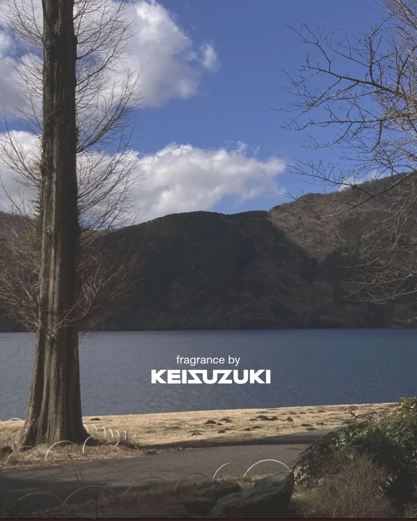 空間を纏う。自己を拡張する、呼吸の調律。

このたび、KEISUZUKIから新たなシリーズとして、「fragrance by KEISUZUKI」をローンチする運びとなりました。デザイナー鈴木にとってフレグランスはいつか作ろうと胸に秘めていたコレクションの一つ。この機会に皆さまにお届けできることを、嬉しく思います。

ドレスが着る人を自分自身の中心に立たせるものであるならば、香りはその中心から四方に広がる「舞台」そのもの。自分が立っている大地の確かさと、広がる空間の豊かさを感じて初めて、人は自ら