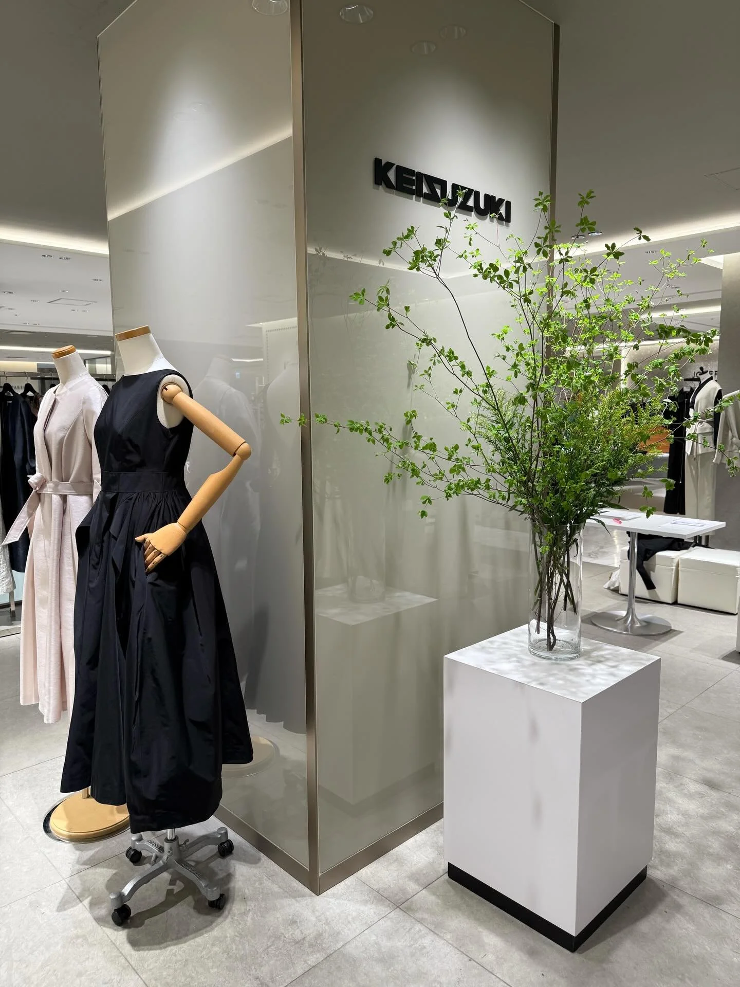 KEISUZUKI pop up store
Isetan Shinjuku 

本日から２週間に渡り、ポップアップ開催いたします。ご予約不要で、お越し頂けます。店頭に並ぶのは全て試着サンプルとなります。素材違い、サイズや色違いで、着比べてお楽しみください。年間を通して着られる素材が充実しています。例えばスケジュール帳に書き込まれた大切な予定を念頭にしてみたり、未来を描きながらのひとときをお過ごしください。オーダーからお届けまで3ヶ月頂きます。どうぞ時間には余裕を持ってお越しください。

私たち