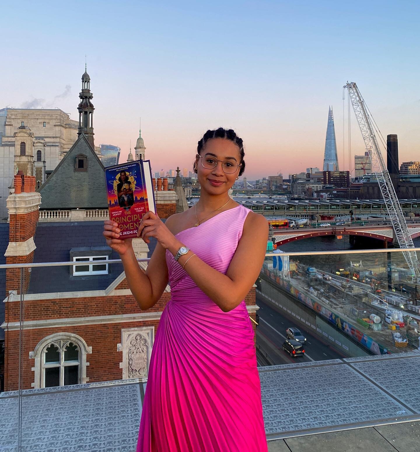 We did it!!!! 🥳🥳🥳 

I was lucky enough to experience the most beautiful evening on Thursday, as I celebrated my first born book The Principle of Moments with so many of the people I love😭🪐💗 

My weirdo-space-fantasy-time-travelling book that sh