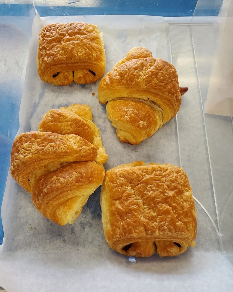 Happy Friday! We have bagels and much more so come on by! Don't forget there'd market tomorrow morning 8am - 2pm

#sourdough #blacksburgbagels #localbusiness #pretzels #fresh #croissants #bagels #freshbaked #bagelsbagelsbagels #blacksburg