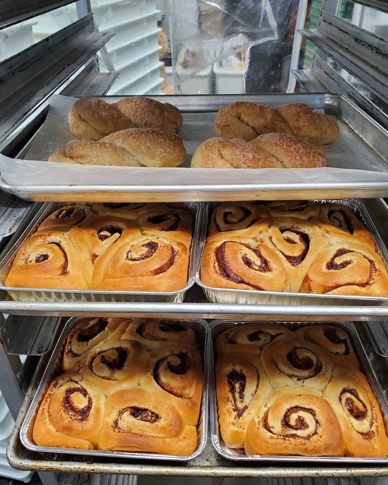 Cinnamon lovers rejoice! It's Cinnamon Roll Sunday, and we've got fresh baked Cinnamon rolls along with cinnamon pretzels and croissants. We're open until 2pm today.

 #blacksburgbagels #fresh #bagels #bagelsbagelsbagels #cinnamonrollsunday #cinnamon