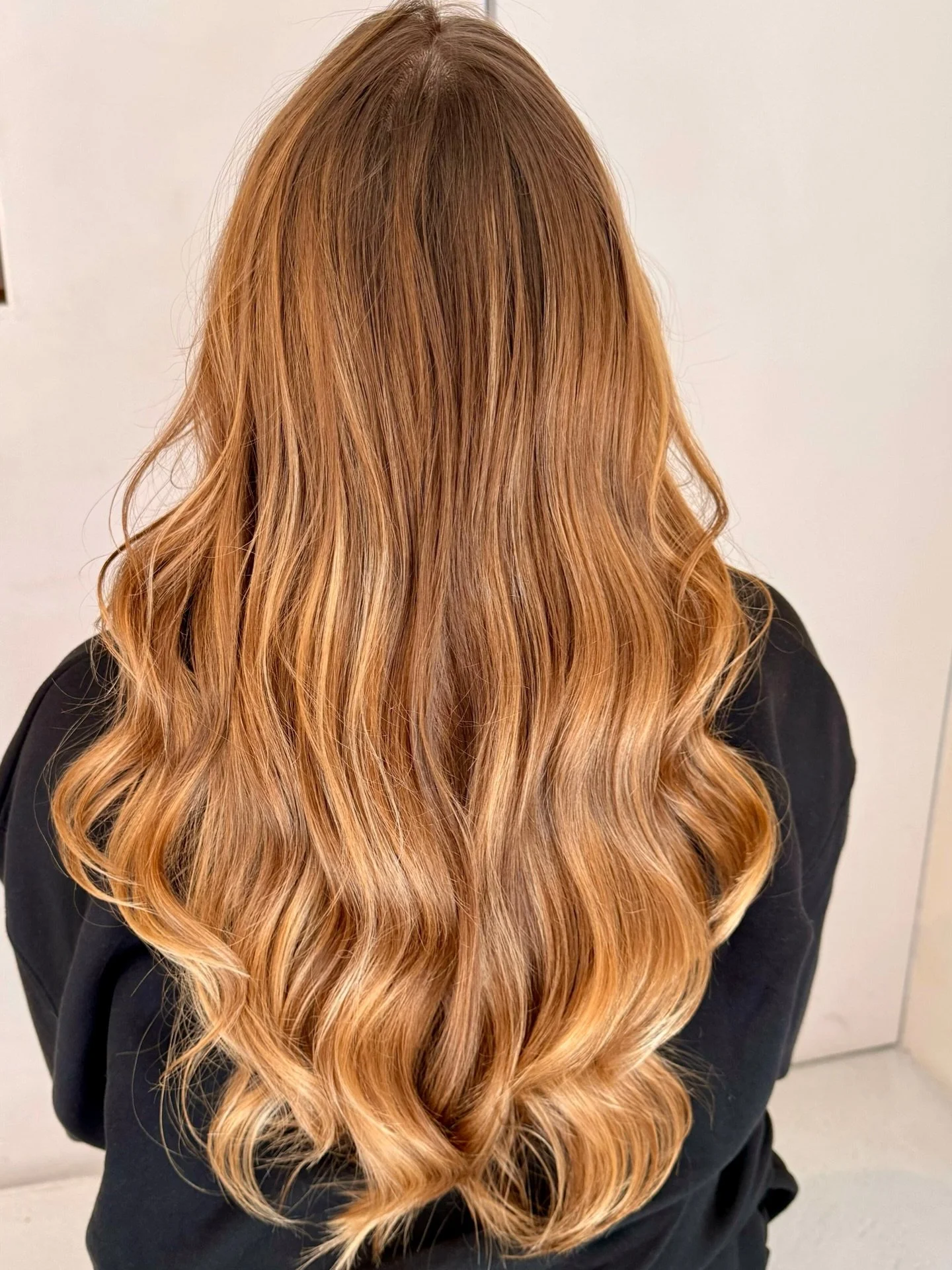That melt, though! 🤎
There&rsquo;s nothing quite like a fresh set of hand-painted highlights to bring hair to life. We focused on creating a seamless transition from a rich caramel base to these bright, honey-blonde ends. 
The result? Total dimensio