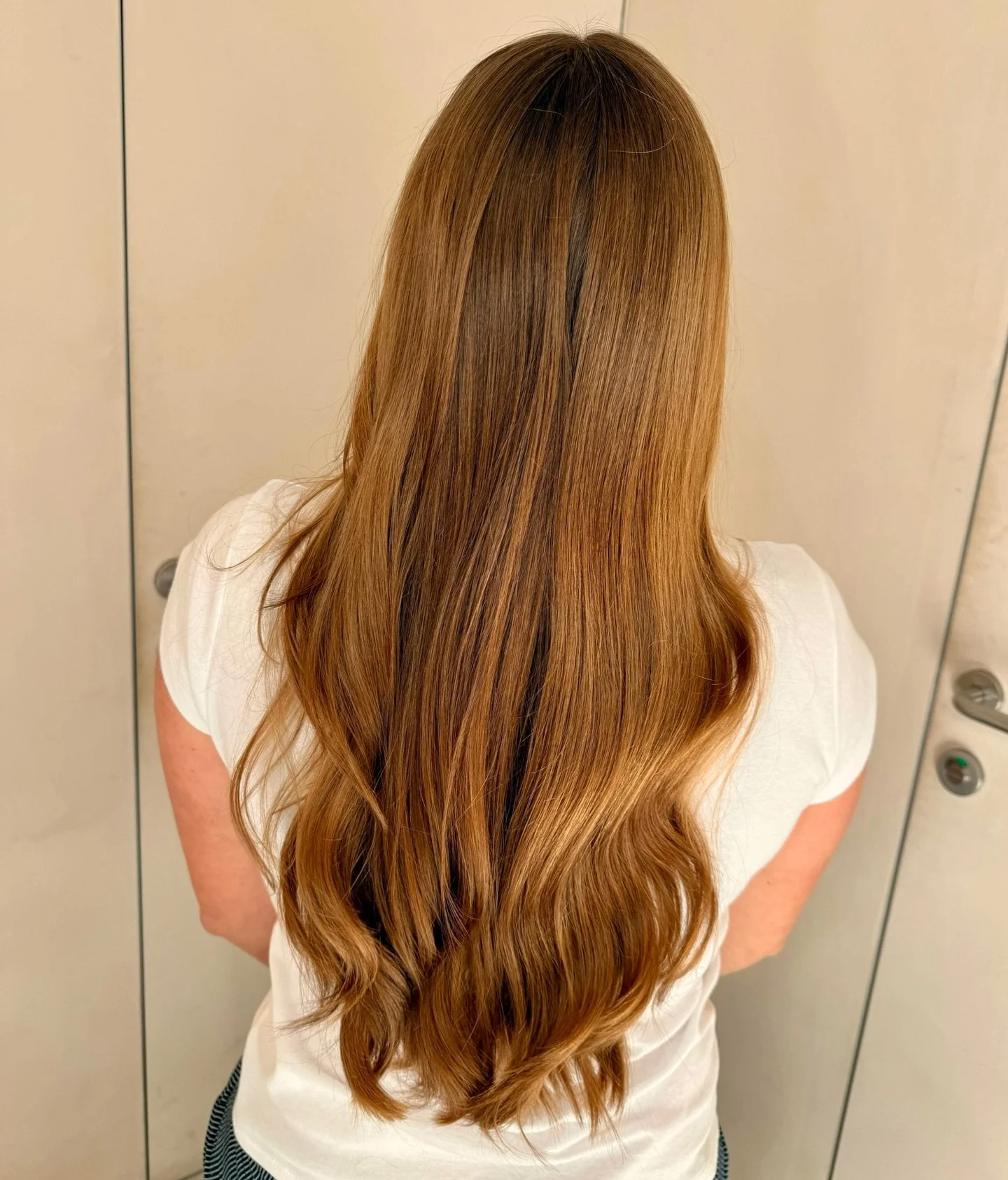 If &ldquo;expensive hair&rdquo; was a photo. This blend is for anyone who wants high dimension without the high maintenance. 

Tap the link in our bio to see our stylists&rsquo; availability.