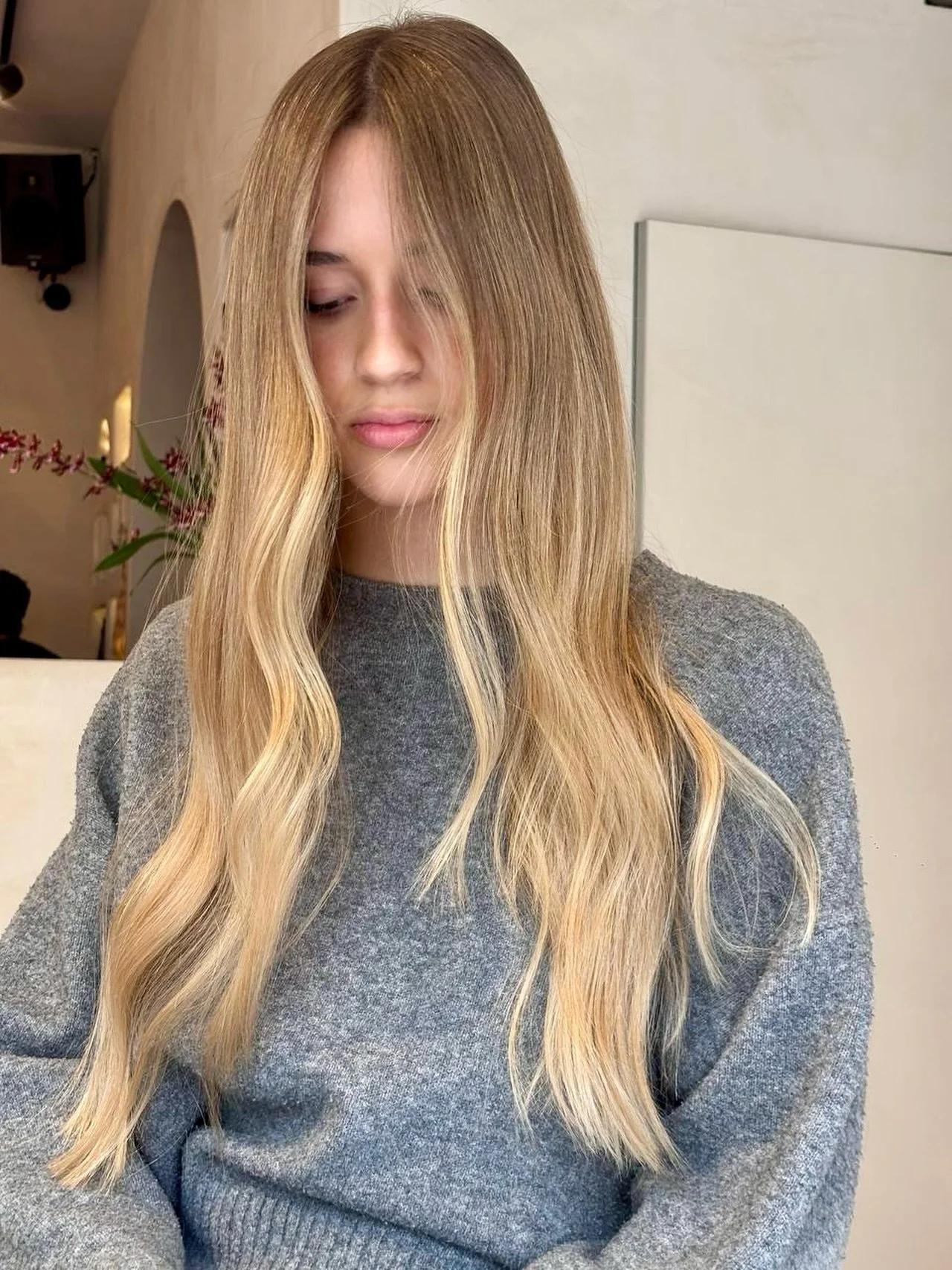 Sun-kissed, silky, and effortlessly chic.
The kind of blonde that never goes out of style. 🤍