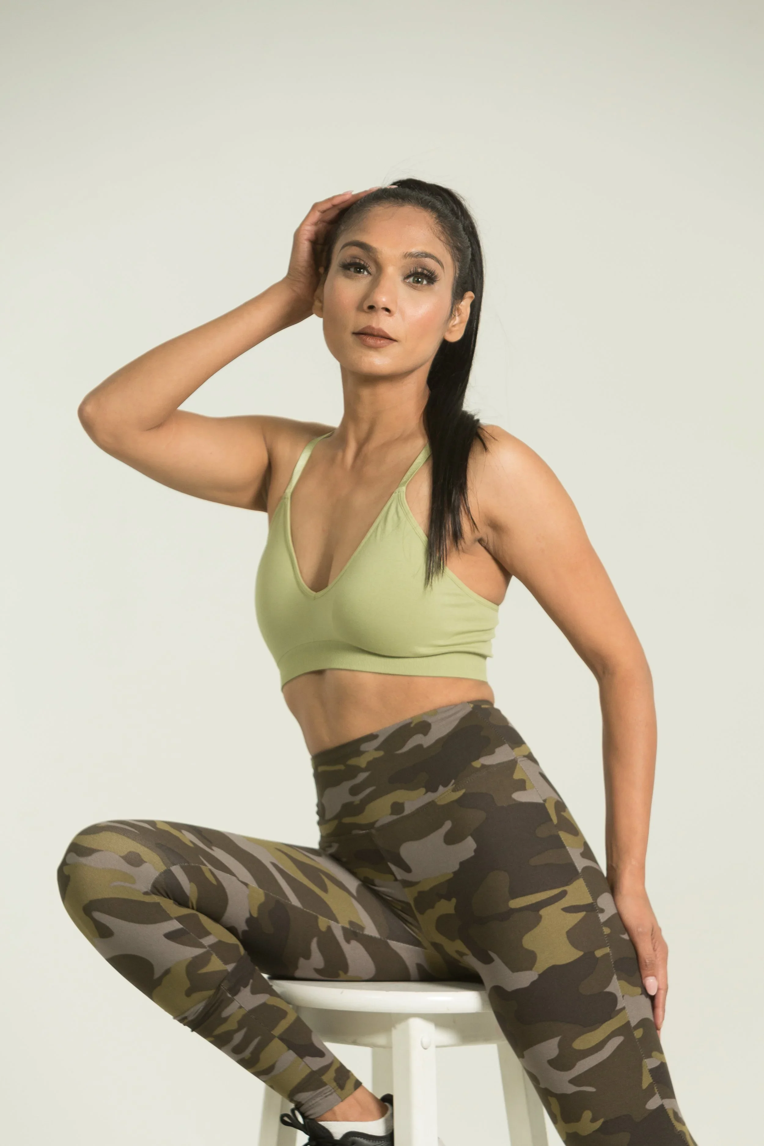 Zen Seamless Bra- Army Green_image-04.webp